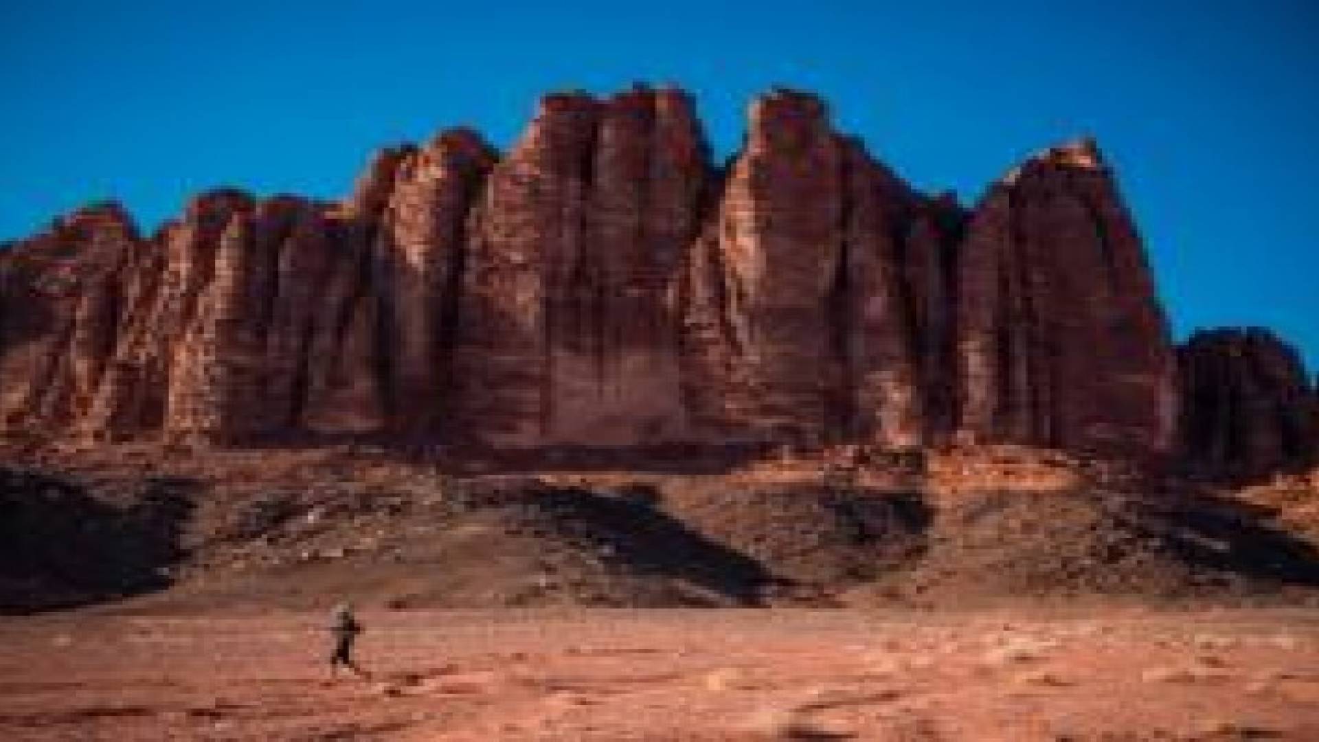 (مينا جولي) تتحدى الصعاب عبر الصحراء والأردن إحدى محطاتها