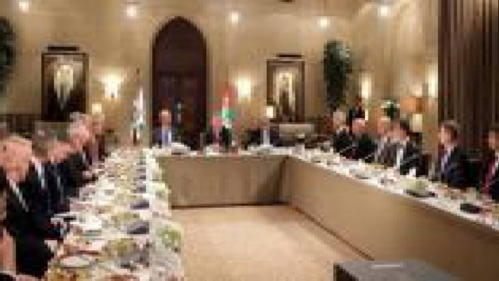 الملك يستقبل وفد كبار الضباط بجامعة الدفاع الوطني الأميركية