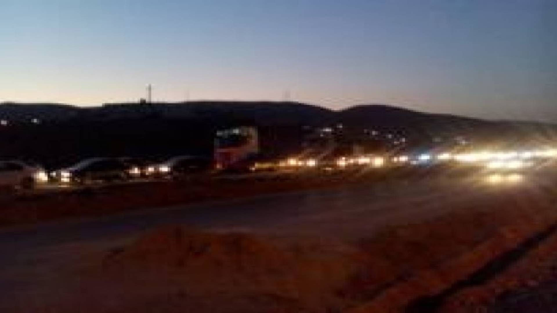 الاجواء الدافئة تتسبب بأزمة سير خانقة على طريق السخنة جرش .. صور