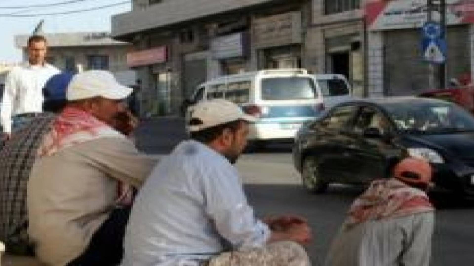 العمل تحذر المخالفين: إما التجديد أو التسفير