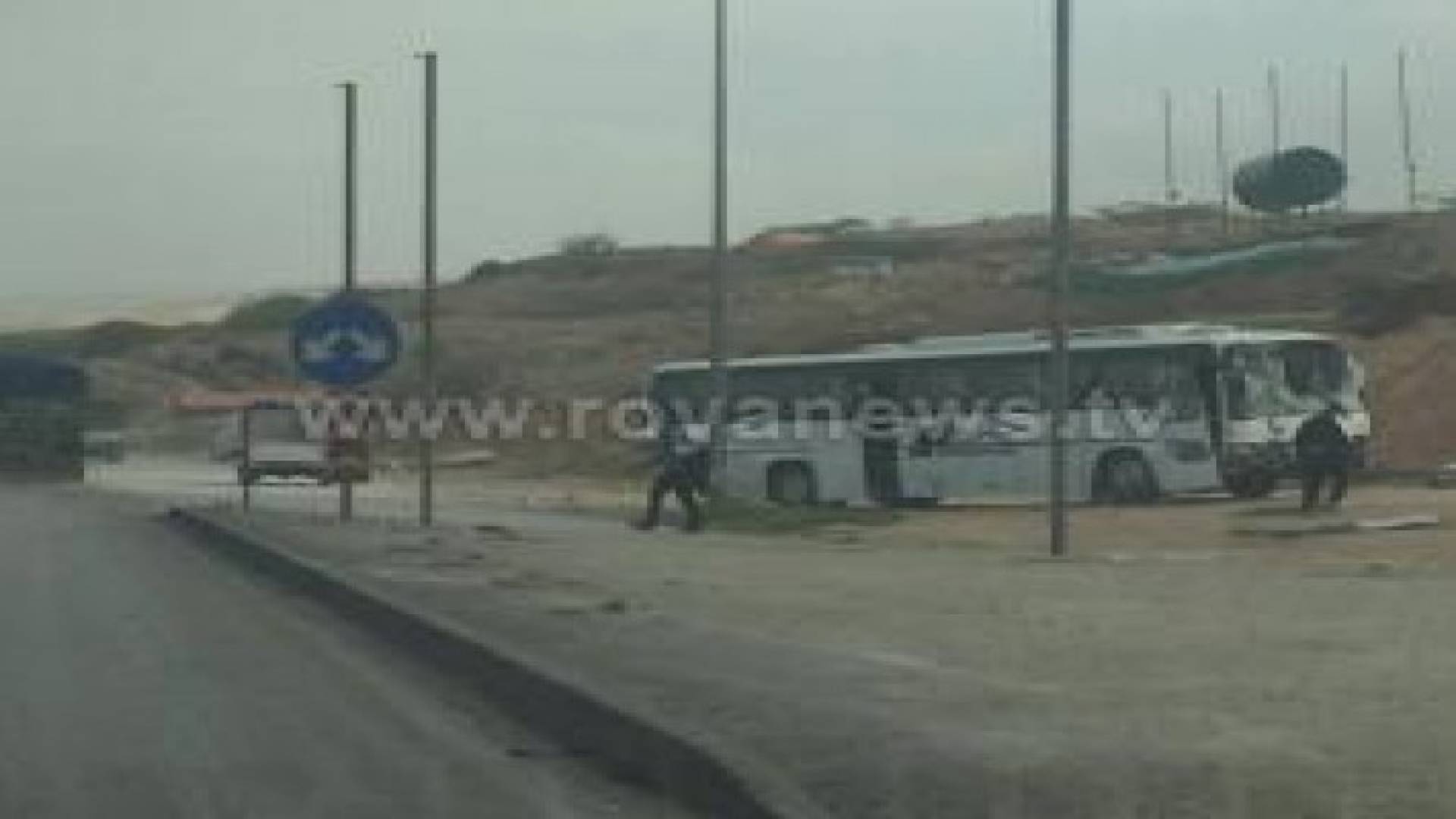 وفاة وإصابات بتصادم " تريلا " وحافلة بطريق العدسية.. صور