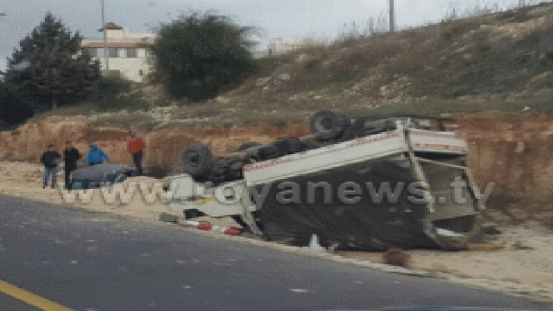 اصابة شخصين اثر انقلاب مركبتهم على طريق المطار .. صور