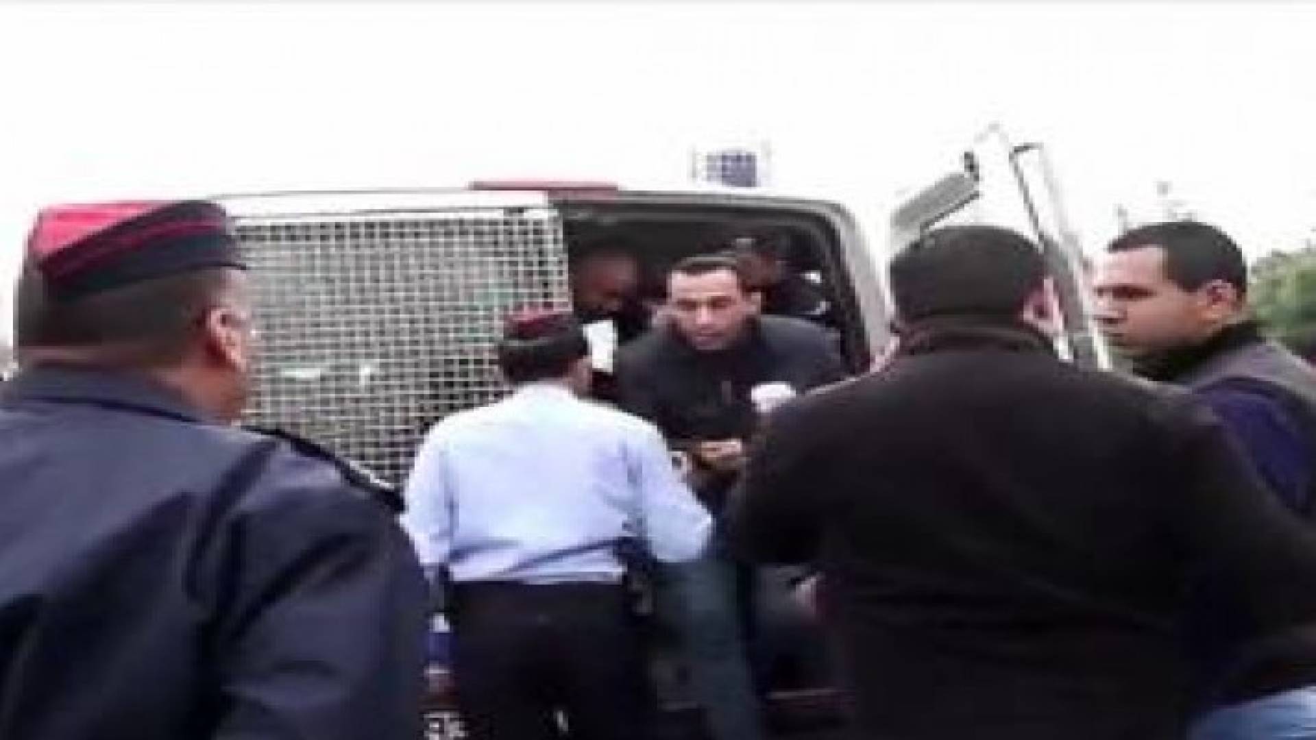 فيديو يظهر الزميل رعد بن طريف لحظة اعتقاله امام مجلس النواب