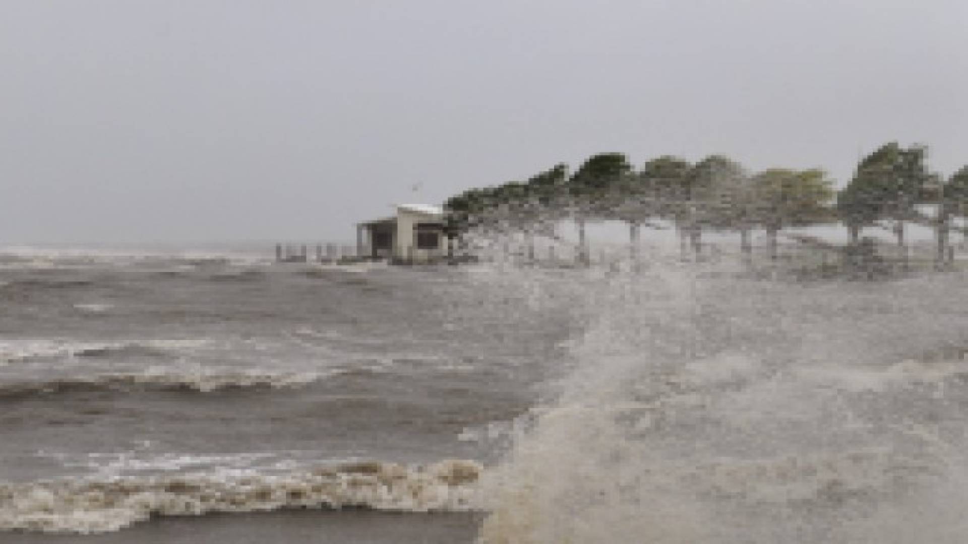 مقتل 17 شخصا بإعصار عنيف ضرب جزر فيجي