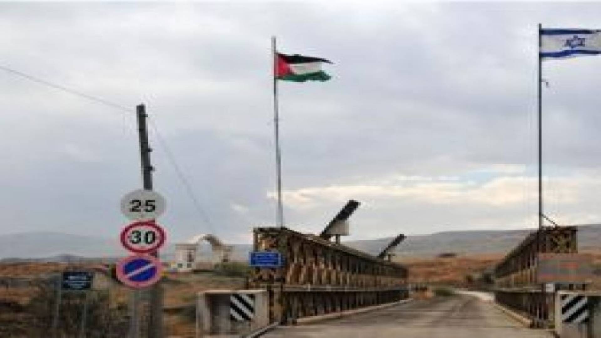 معا : الاحتلال يعتقل اردنيا بعد تجاوزه الحدود