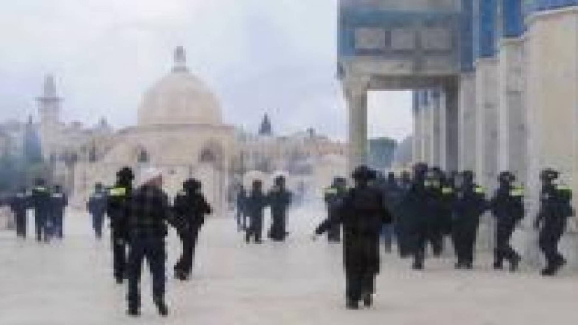 مستوطنون متطرفون يقتحمون الاقصى