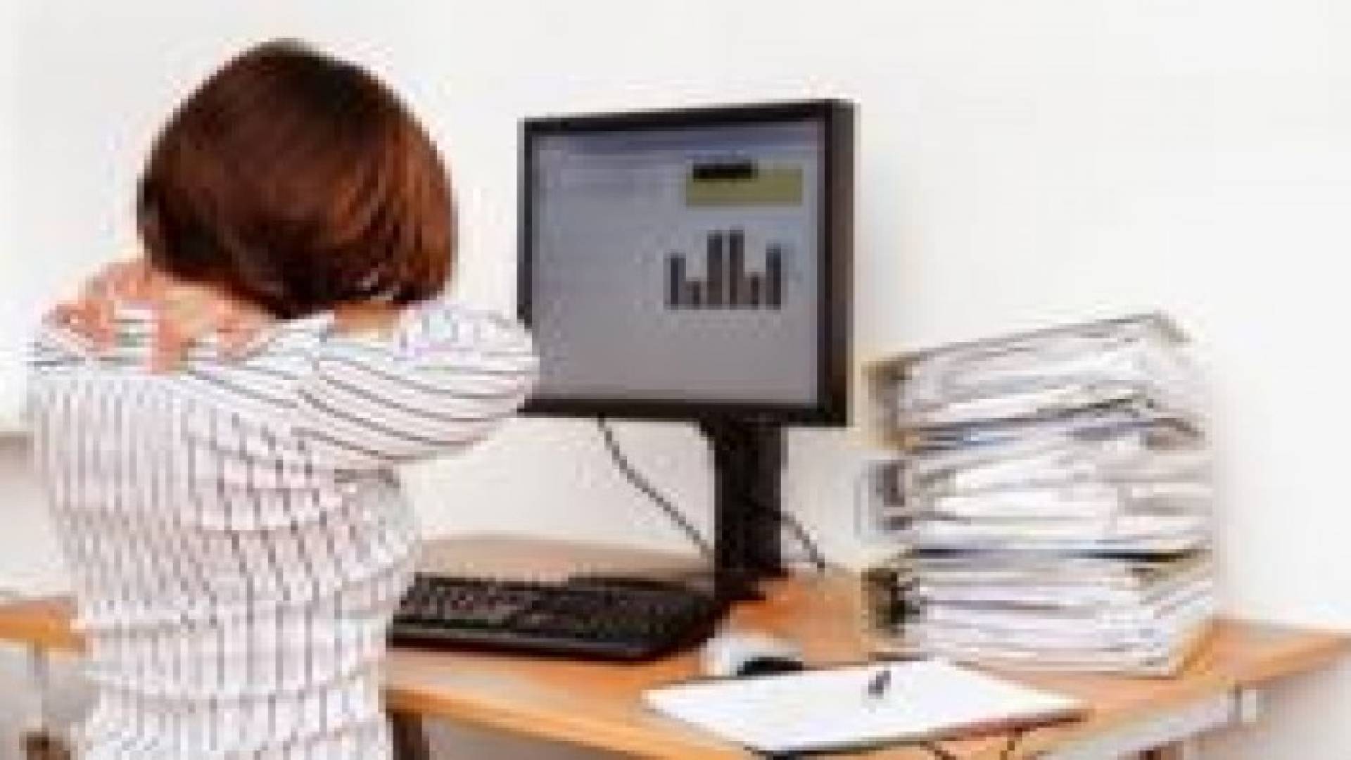 تمارين لتجنب آلام الرقبة أثناء العمل