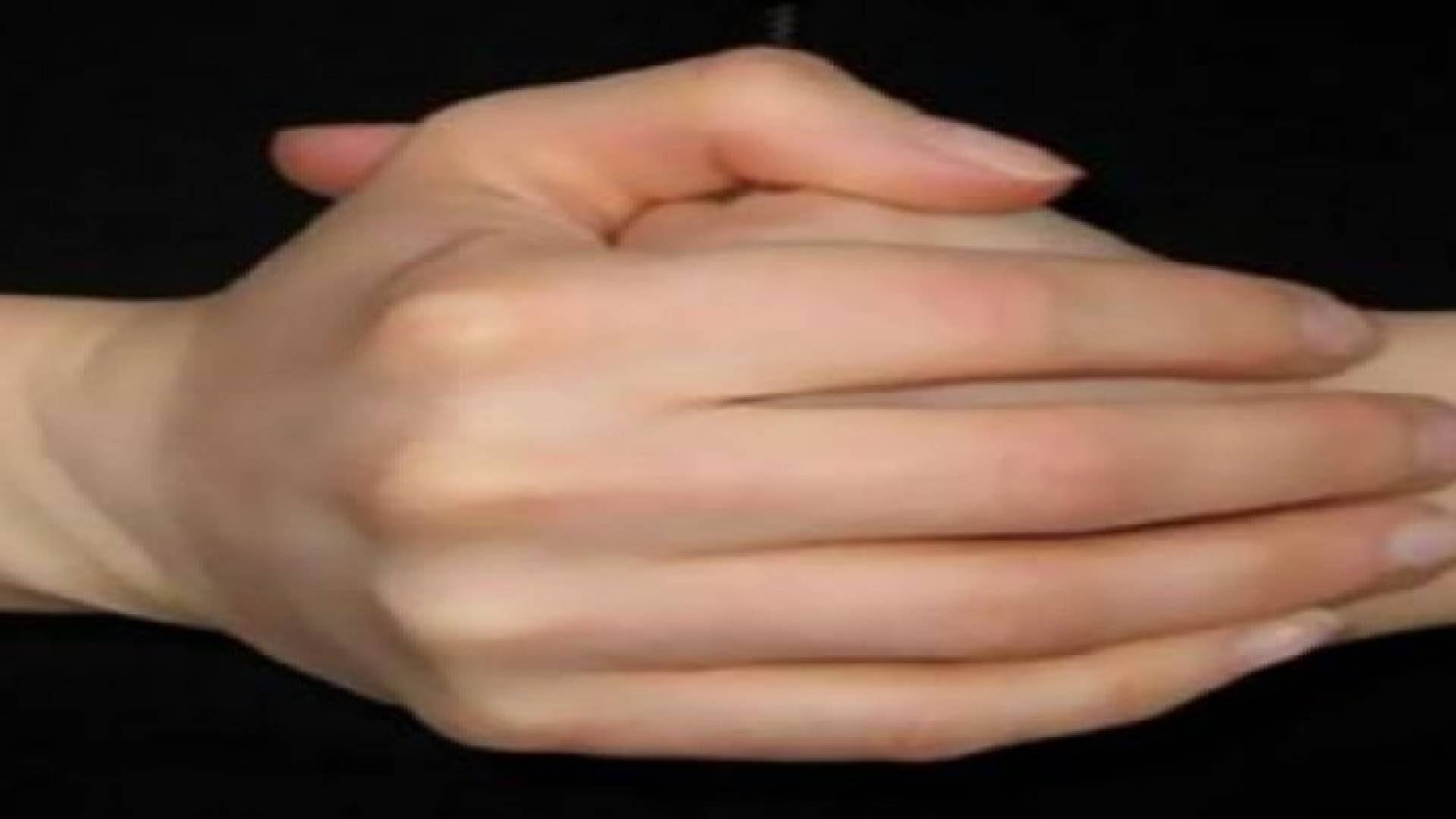 ما الفرق بين طقطقة المفصل الخافتة والمرتفعة؟