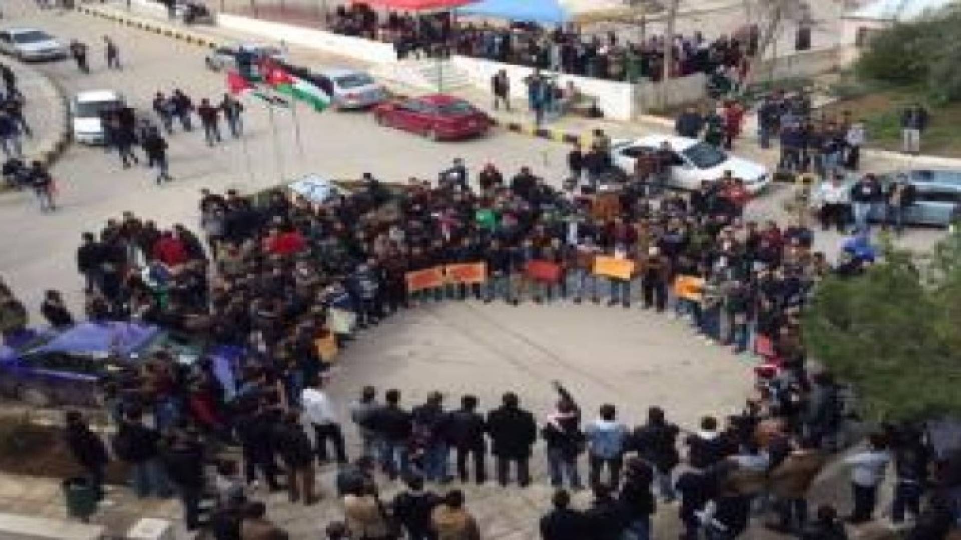 طلبة البوليتكنك يعتصمون أمام عمادة كليتهم – صور