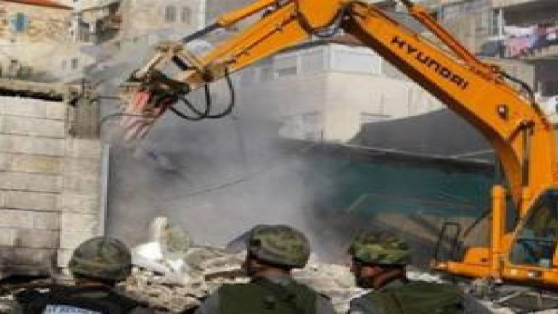 الاحتلال يهدم 7 منشآت تجارية في بلدة نعلين