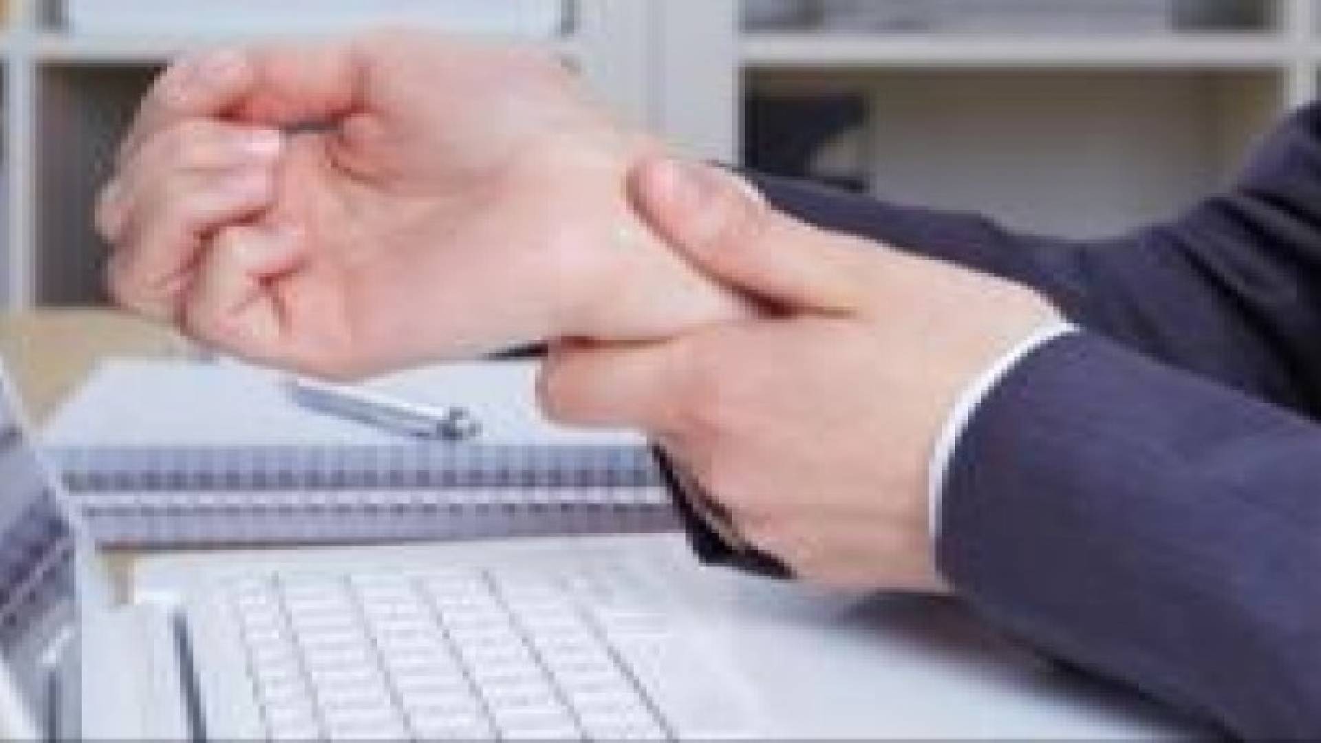 الراحة والتمارين تساعدان بمواجهة متلازمة النفق الرسغي