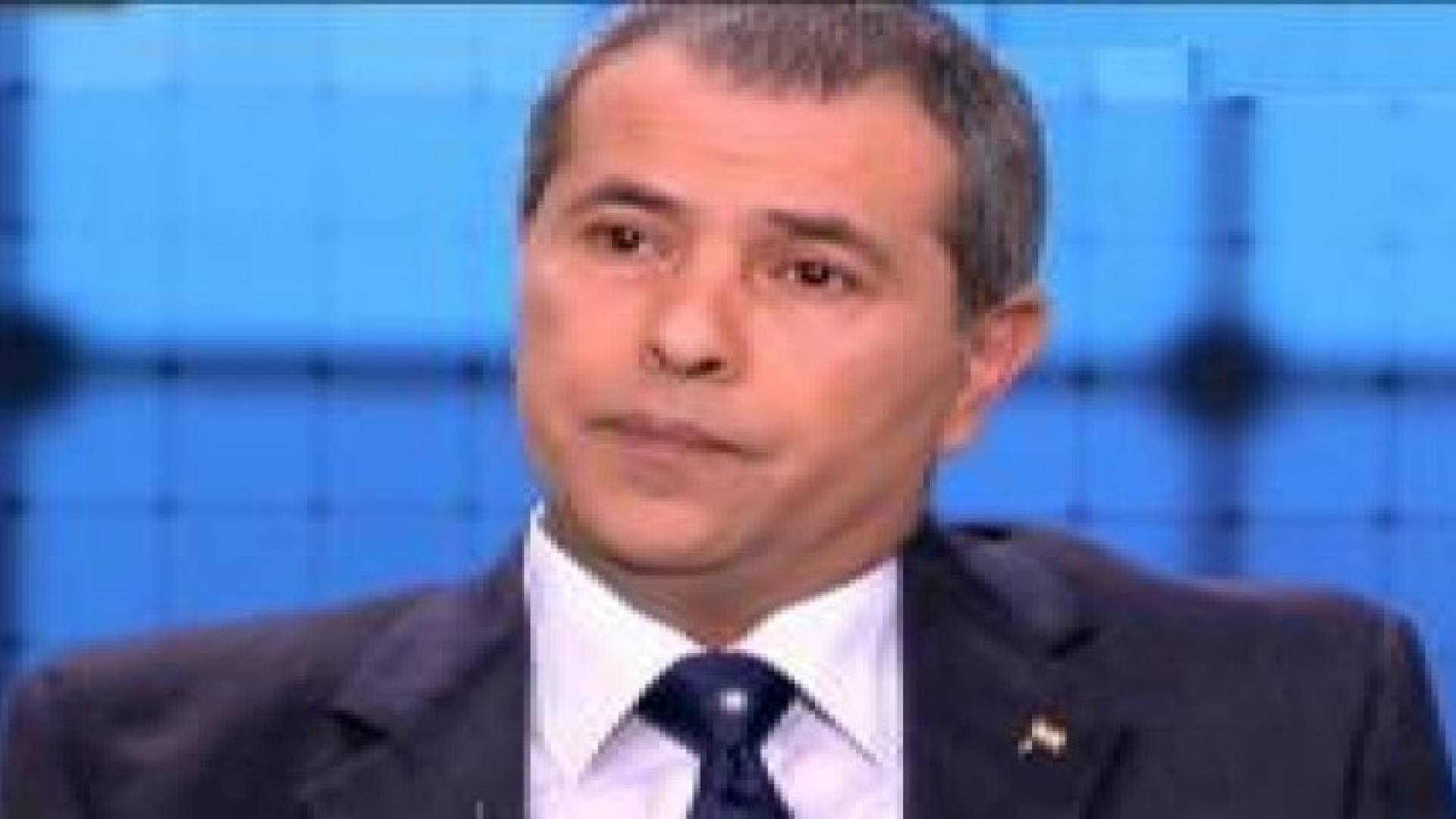 التحقيق مع نائب مصري وضربه بالحذاء لاستضافته السفير الصهيوني