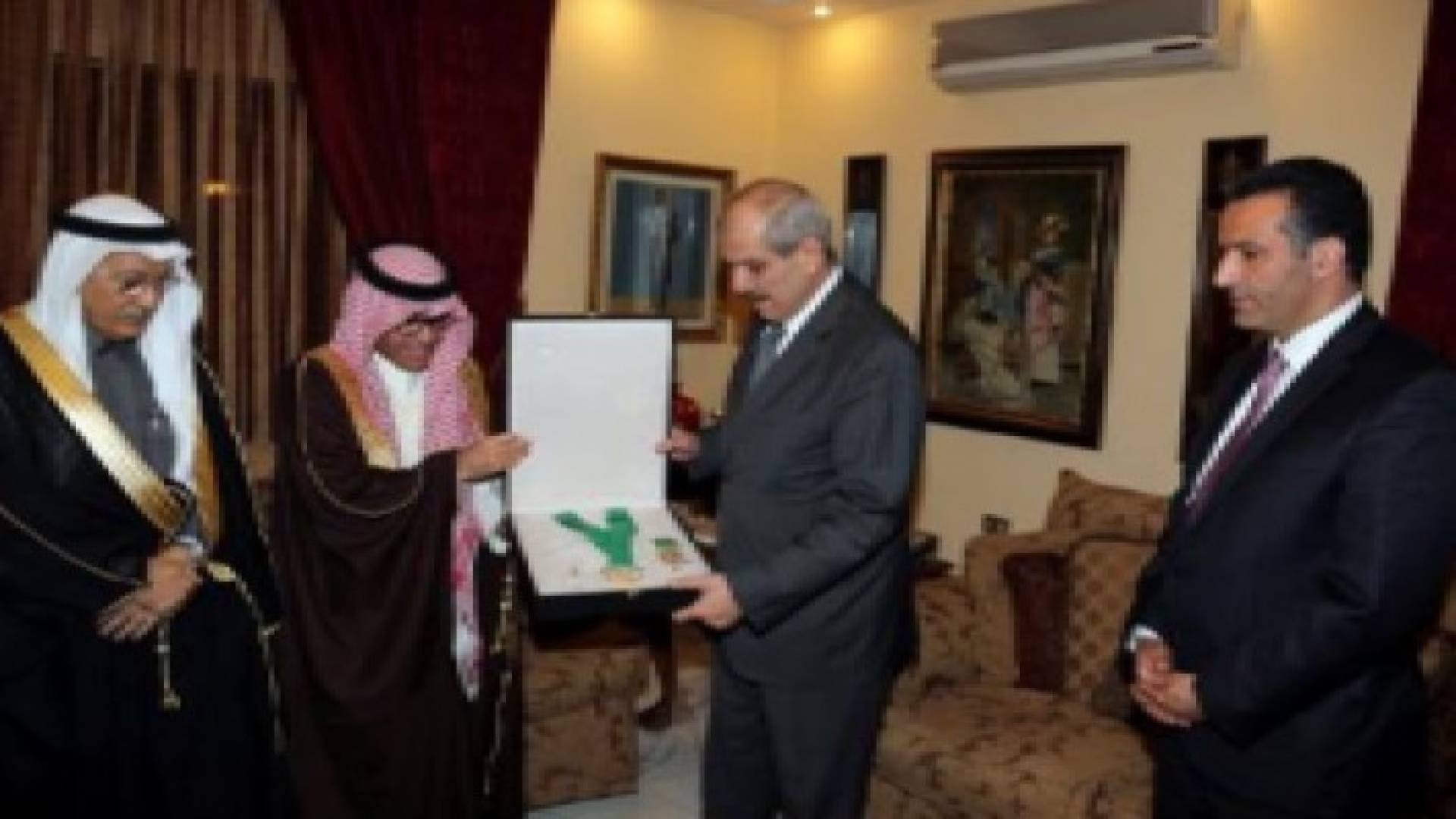 رئيس الديوان الملكي يتسلم قلادة المنظمة العربية للسياحة
