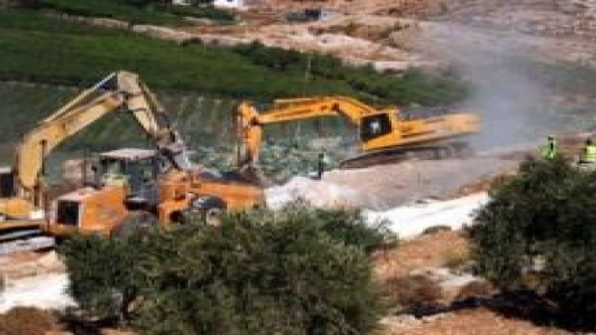 الاحتلال يهدم منشآت سكنية في الاغوار الشمالية