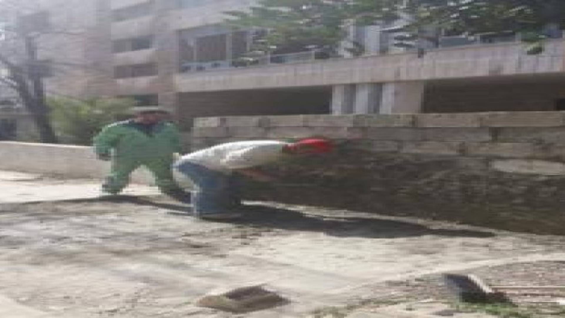 الأمانة تغلق البيوت المهجورة في منطقة زهران لمنع تحولها الى مكاره صحيه