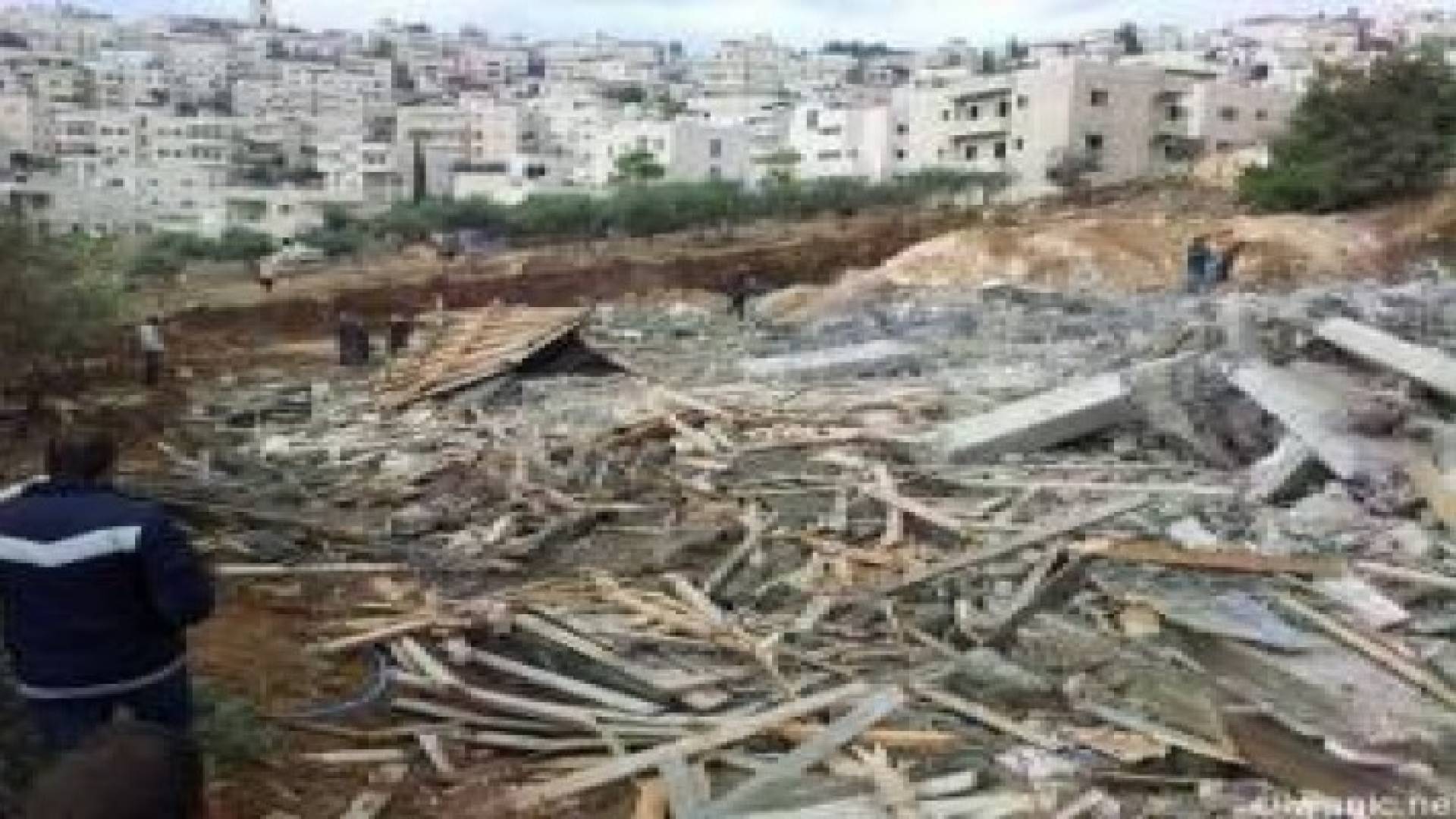 هدم بناية سكنية قيد الإنشاء في قرية الطور