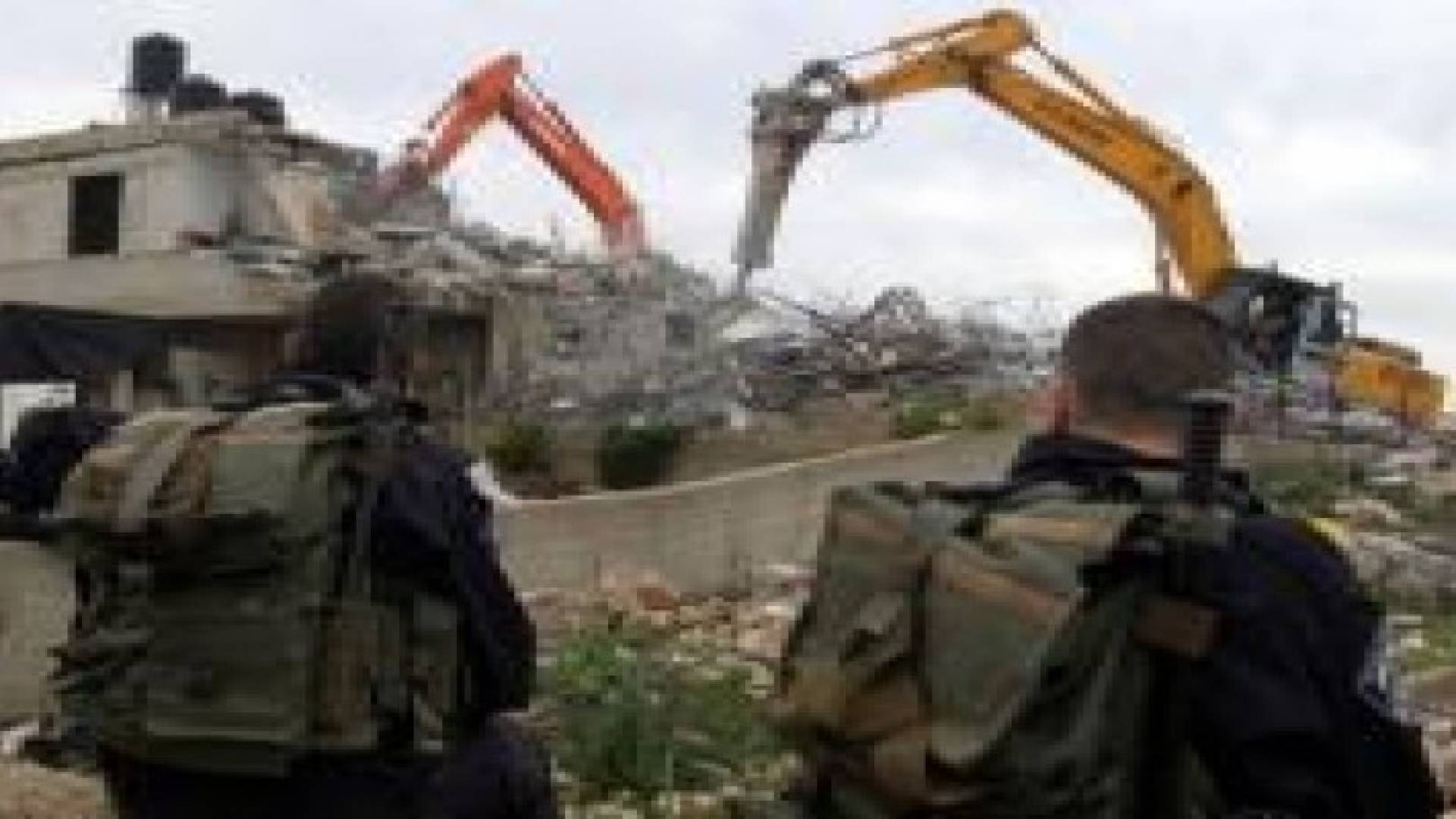 الاحتلال يجرف محطة وقود في بلدة حزما