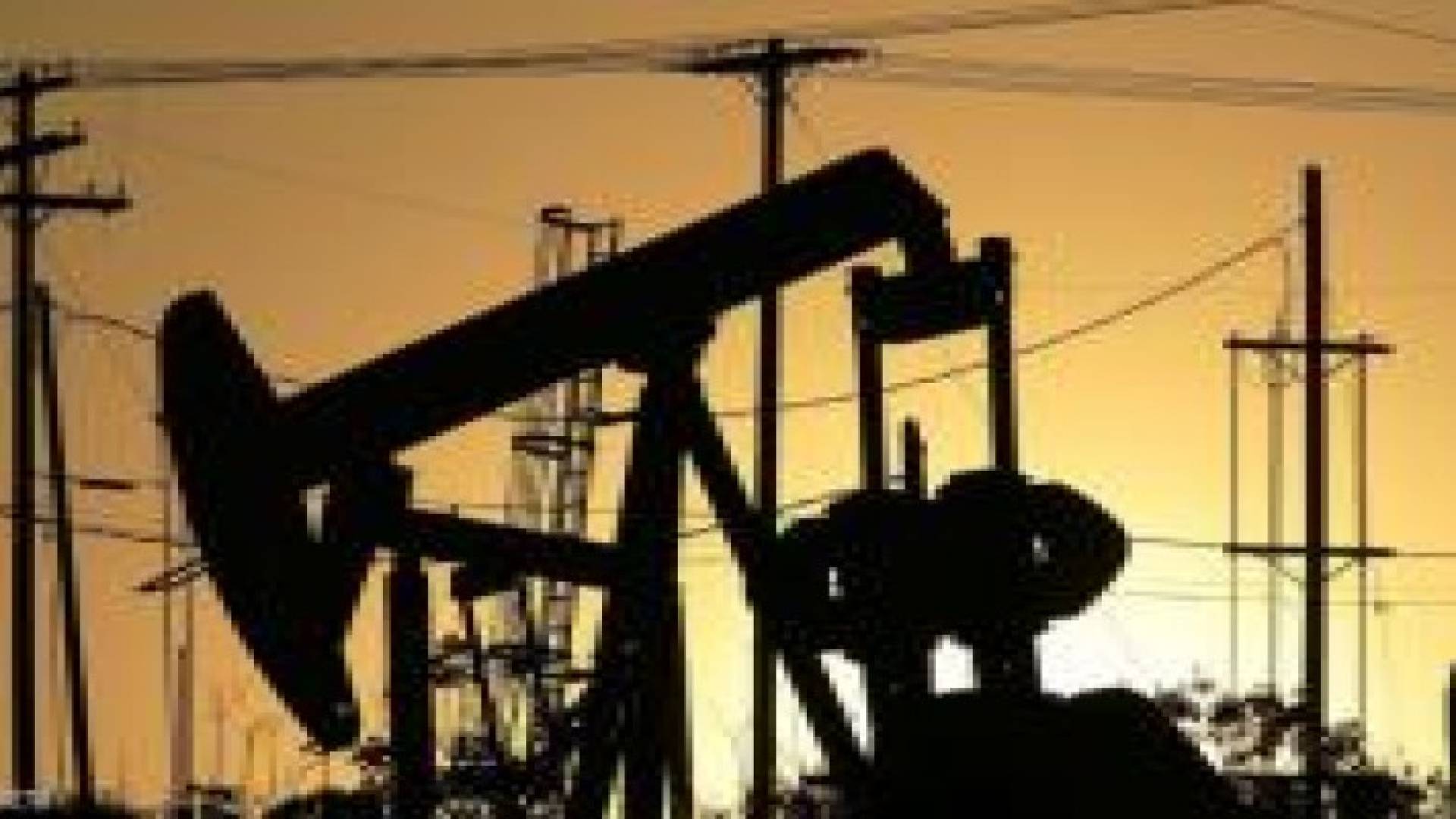 النفط يرتفع لليوم الرابع متحديا "العوامل الأساسية"