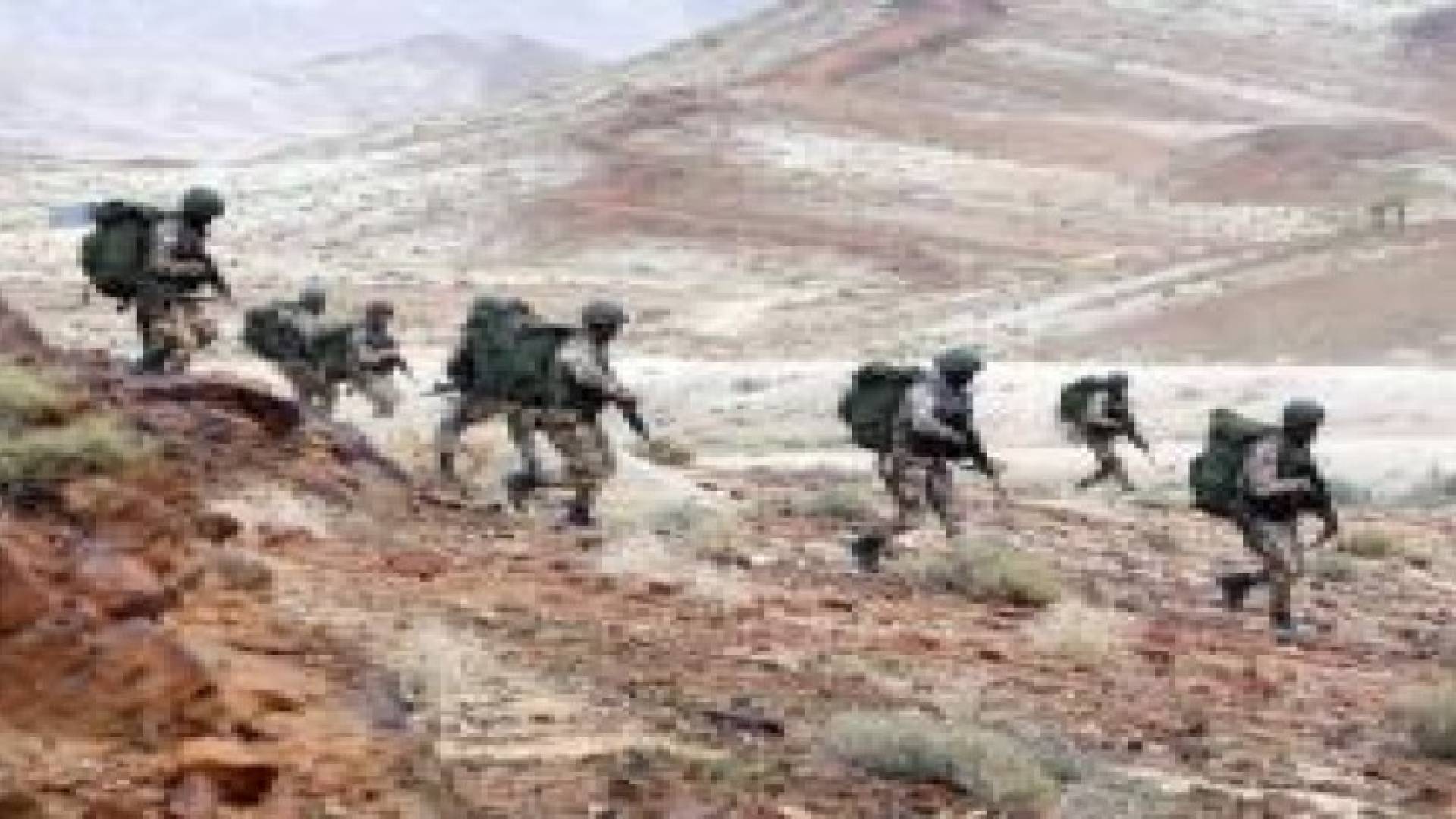 الملك مرتاح من المستوى المتميز لقوة " صقر الصحراء " .. صور