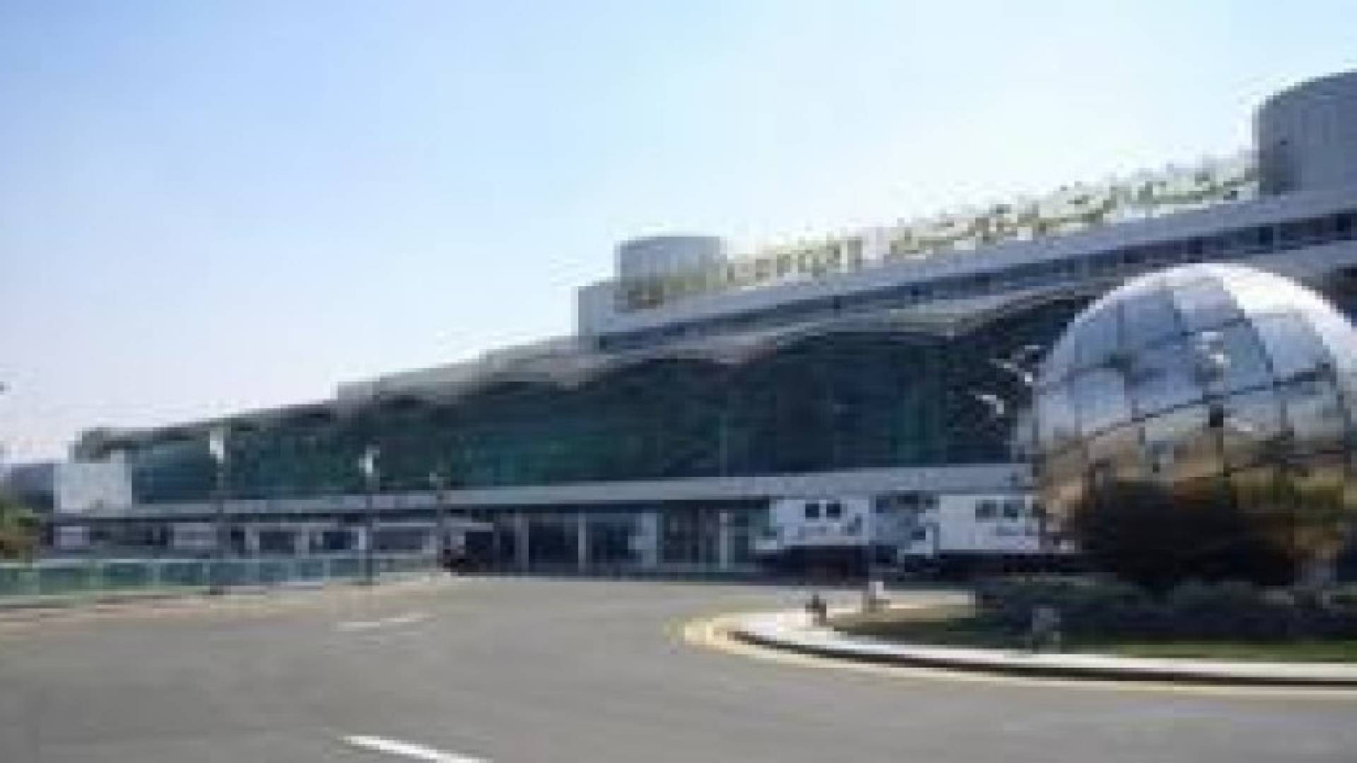 هبوط اضطراري لطائرة وزير الداخلية العماني في القاهرة