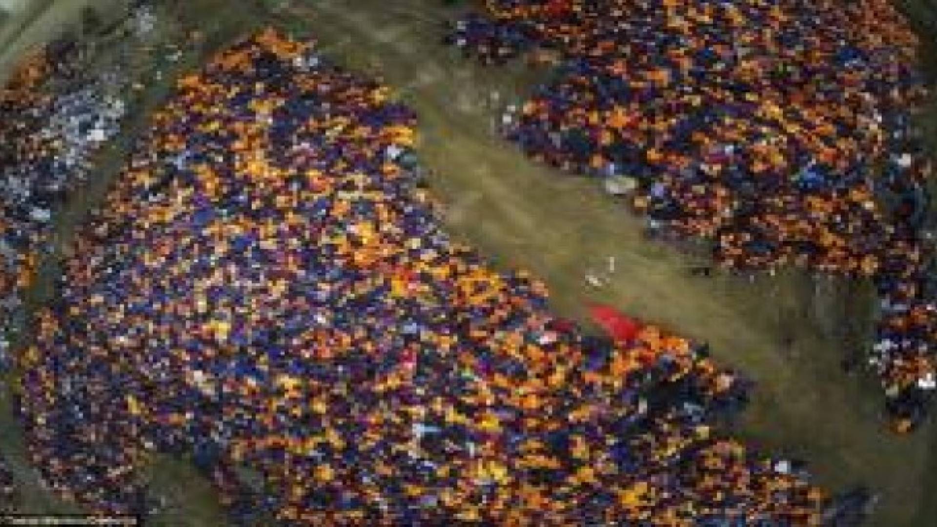 الأمل والموت في "مقبرة سترات النجاة ".. صور