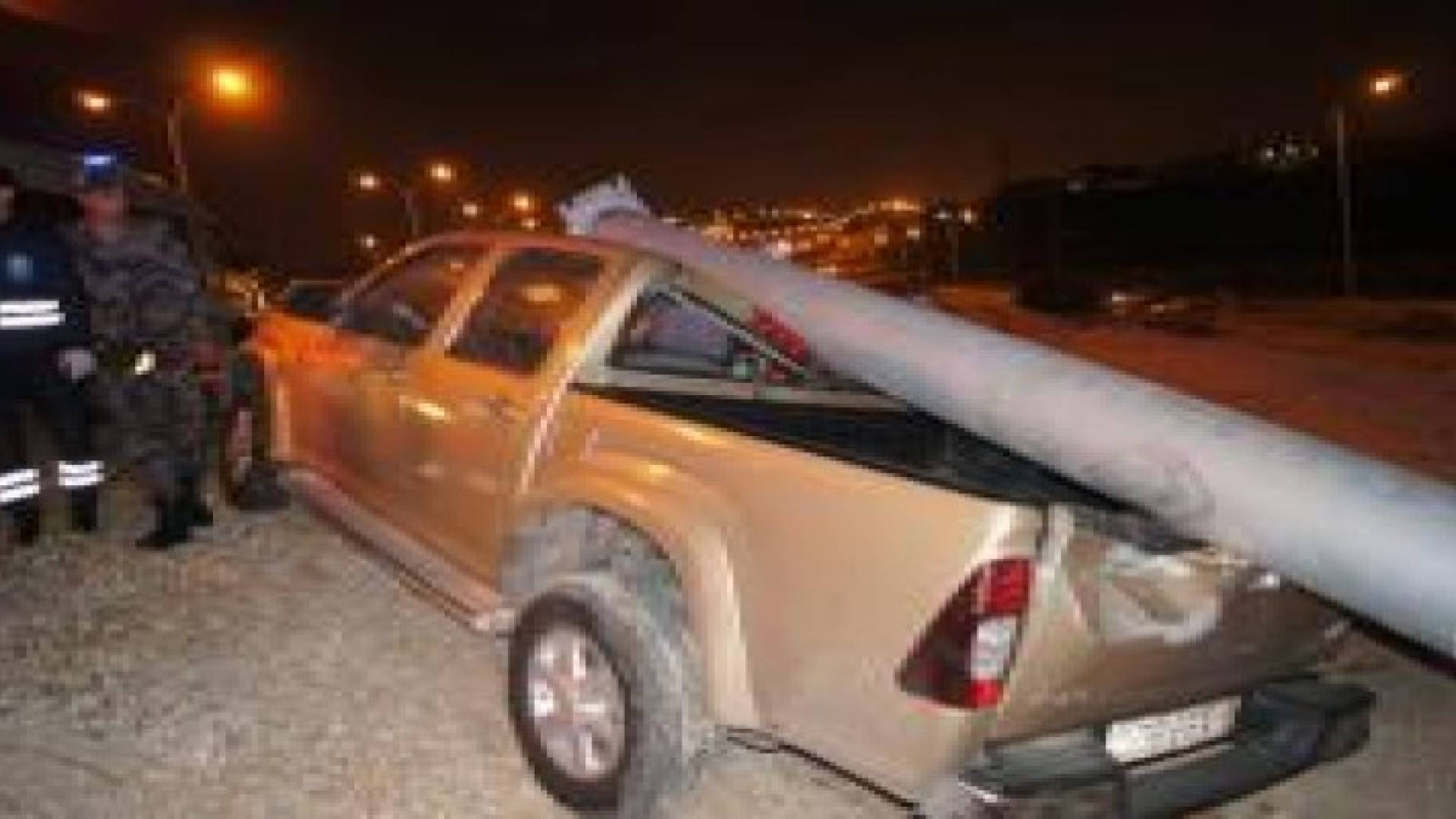 نجاة سائق من الموت بأعجوبة على طريق المطار .. صور