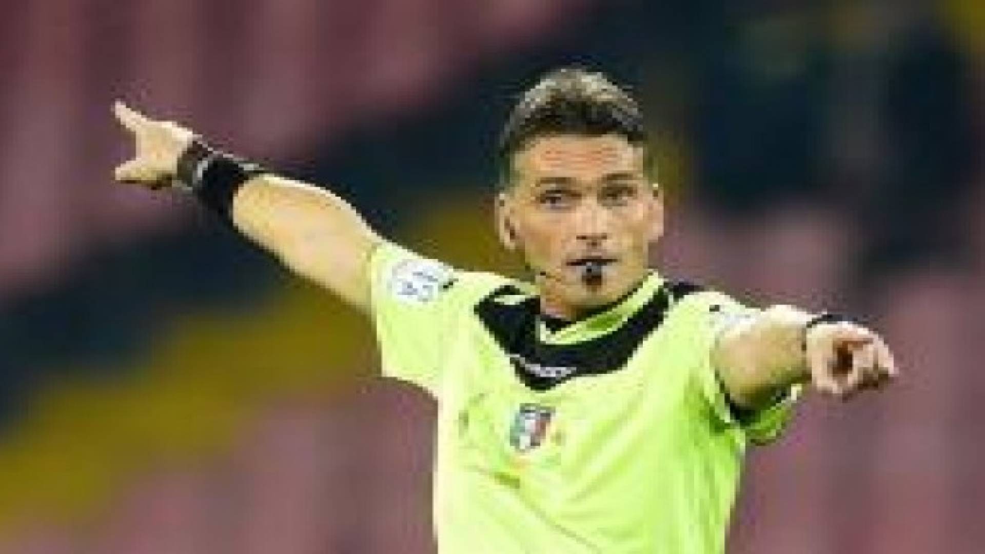 حكام كرة القدم يستعينون بالفيديو الموسم المقبل