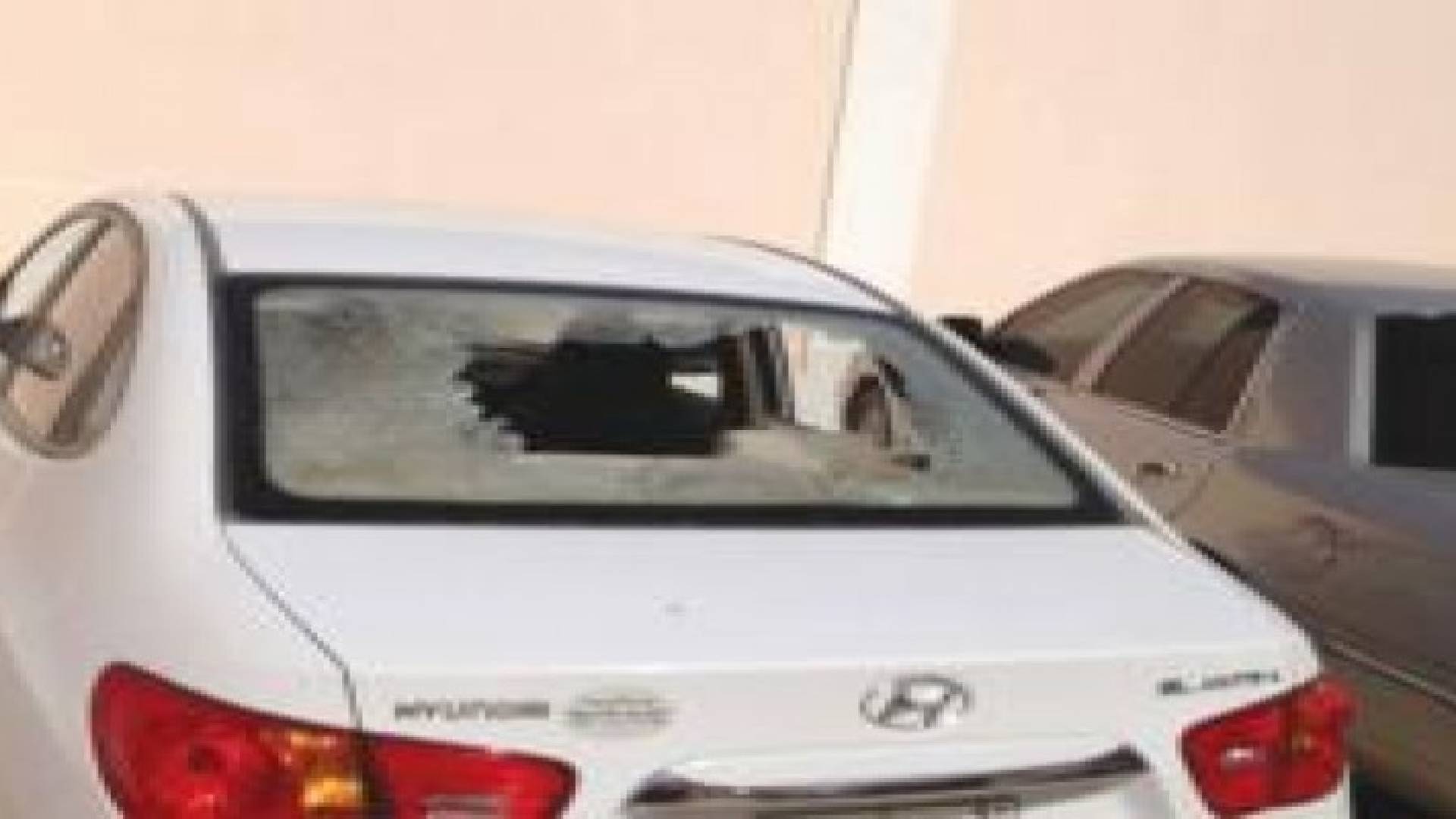 طلبة يعتدون على مركبات معلمين بمخيم حطين