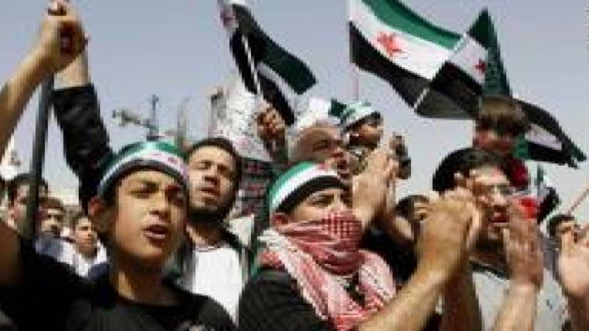 غارة جوية تستهدف سوقا بسوريا والمعارضة تطالب باحترام الهدنة