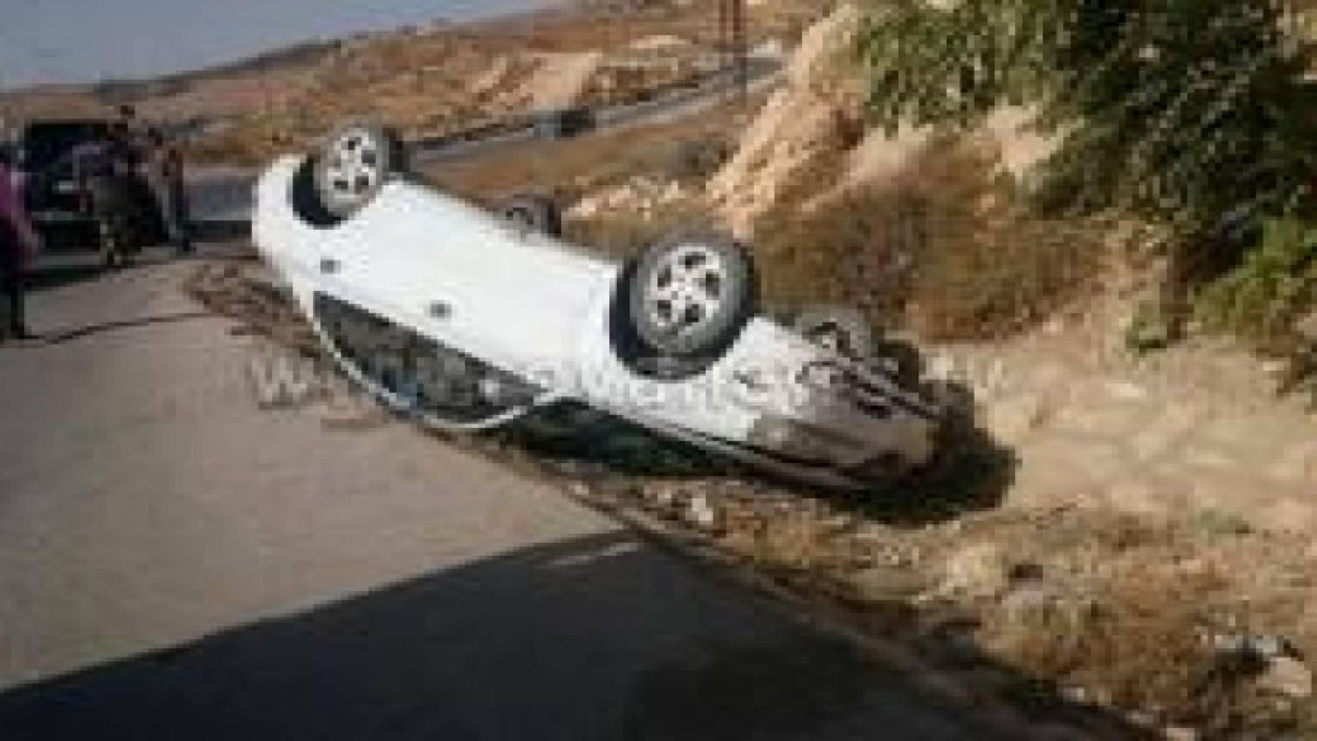 وفاة شرطي واصابة اخرين في حادث تدهور على الطريق الصحراوي