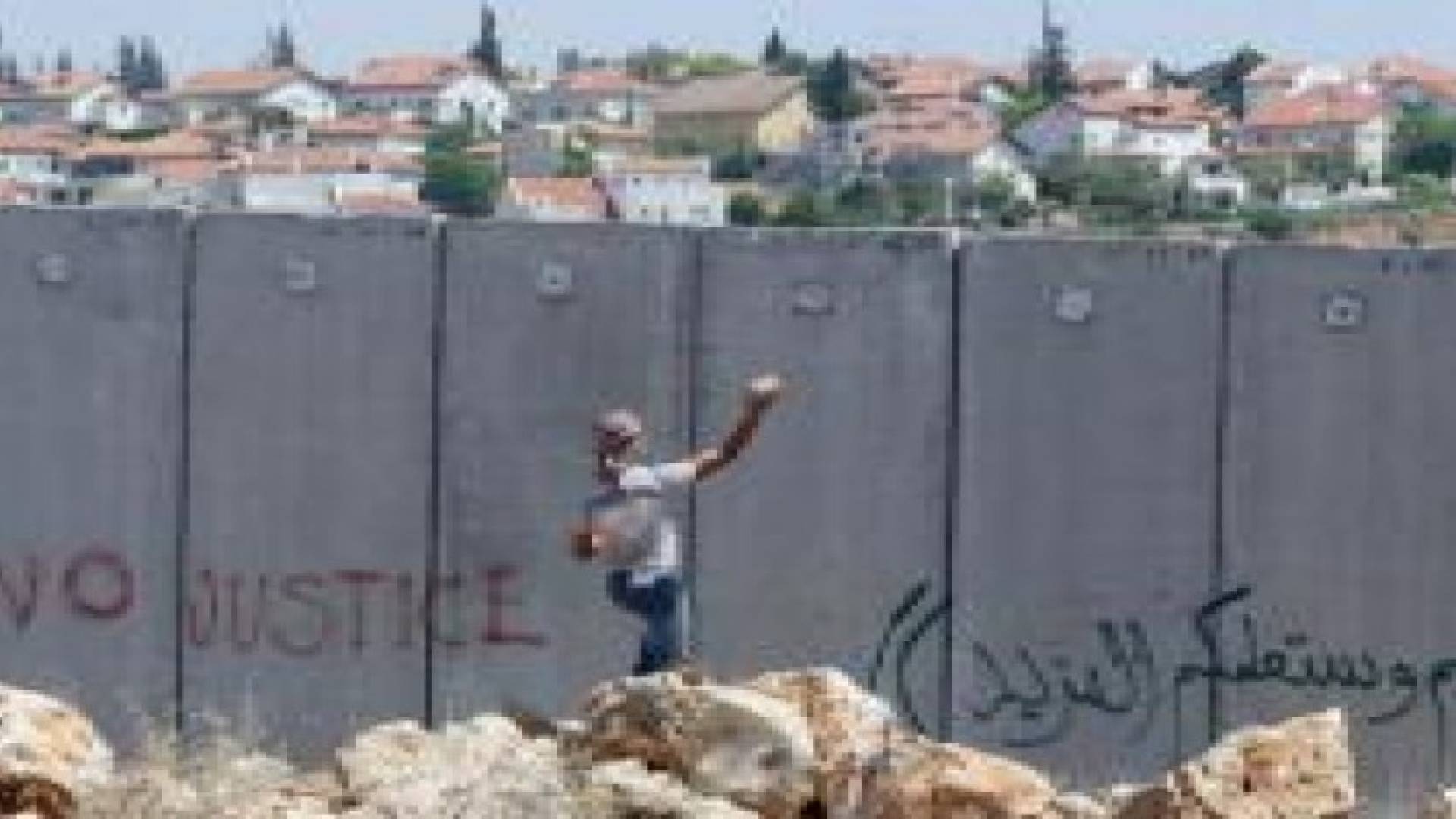 الاحتلال يسرع بناء الجدار العازل حول الضفة الغربية والقدس