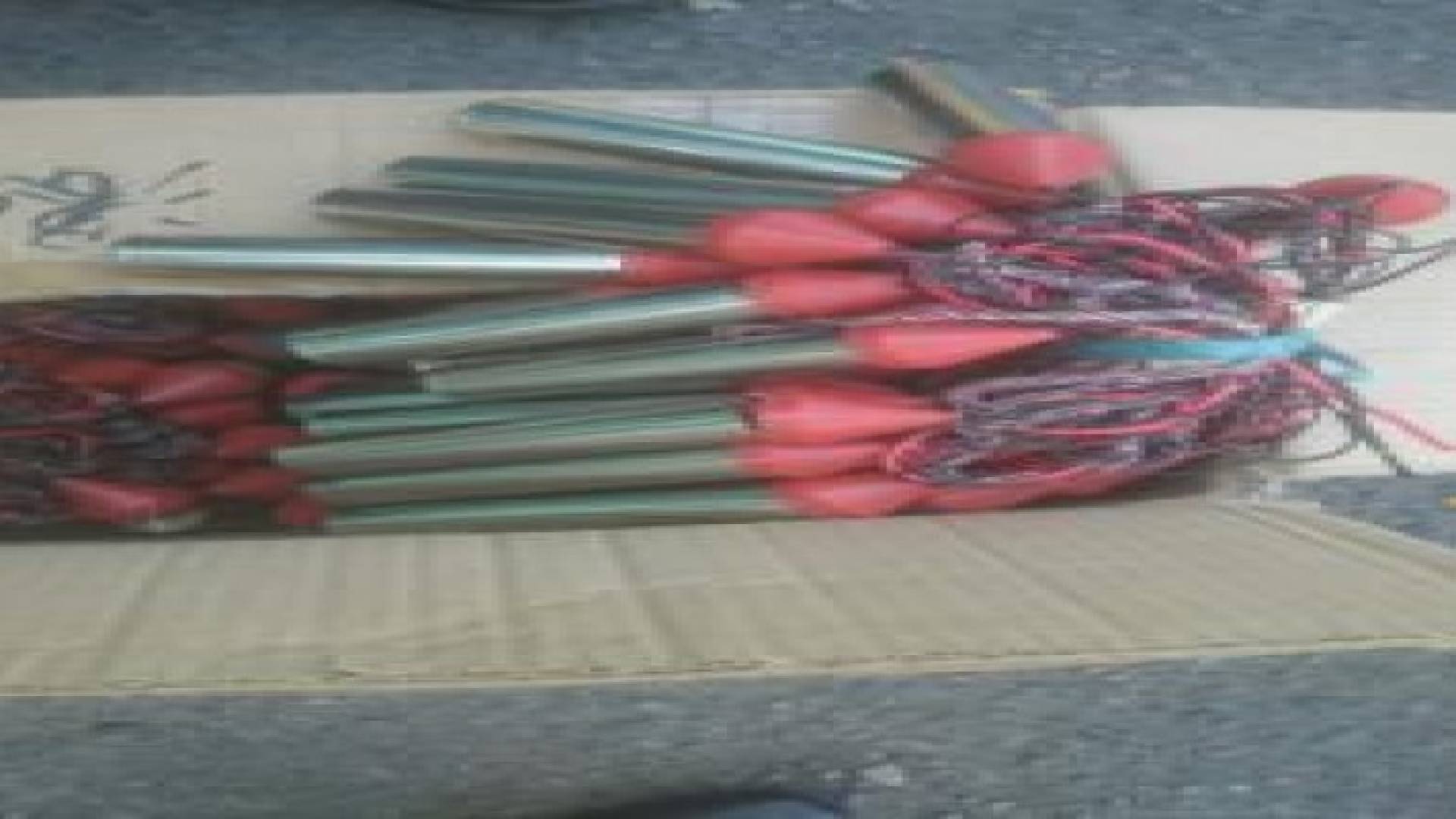 العقبة : ضبط حاوية العاب نارية دخلت بوثائق اكواب زجاجية ..صور