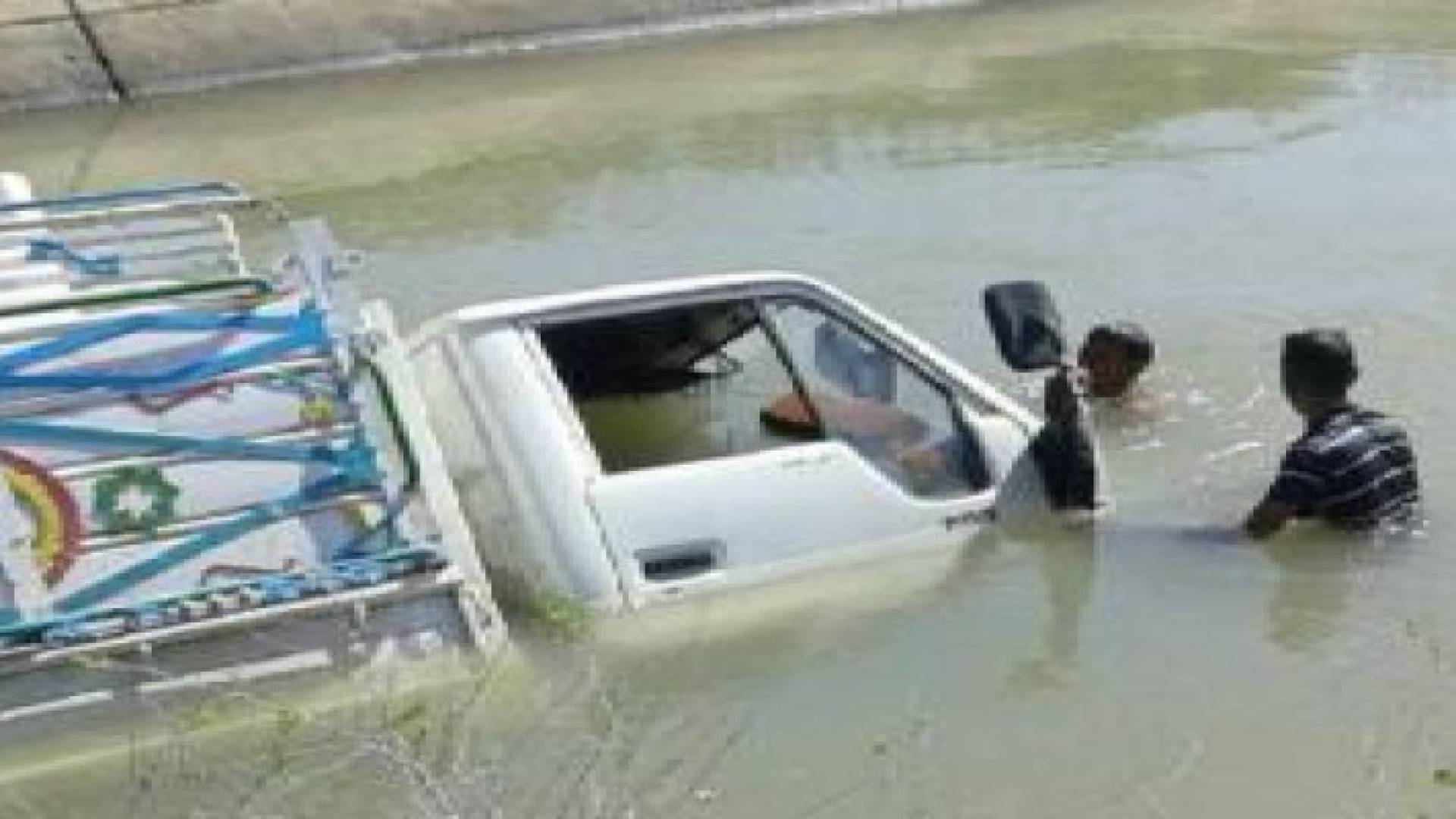 نجاة سائق "ديانا" سقطت في قناة الملك عبد الله .. صور
