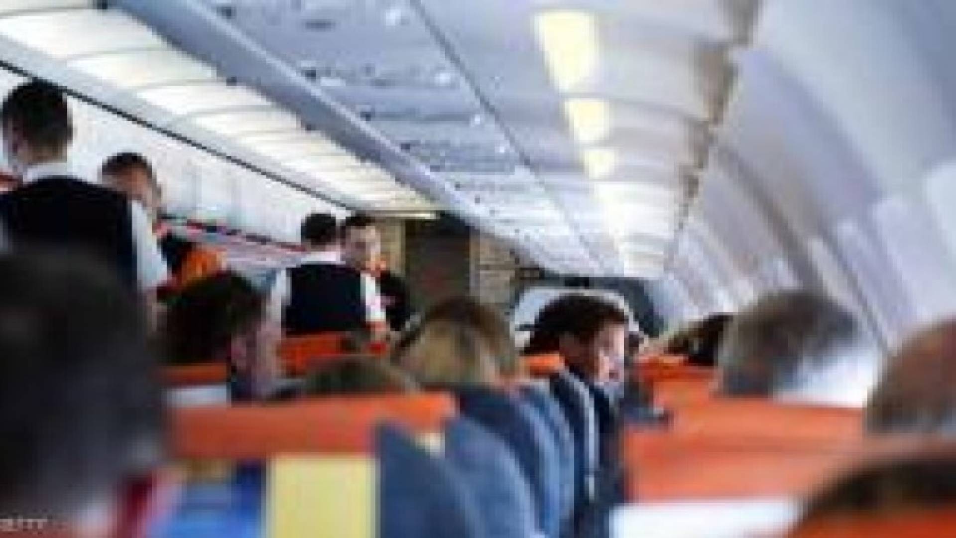 مسافر يفتح باب الطائرة "ليتنفس"