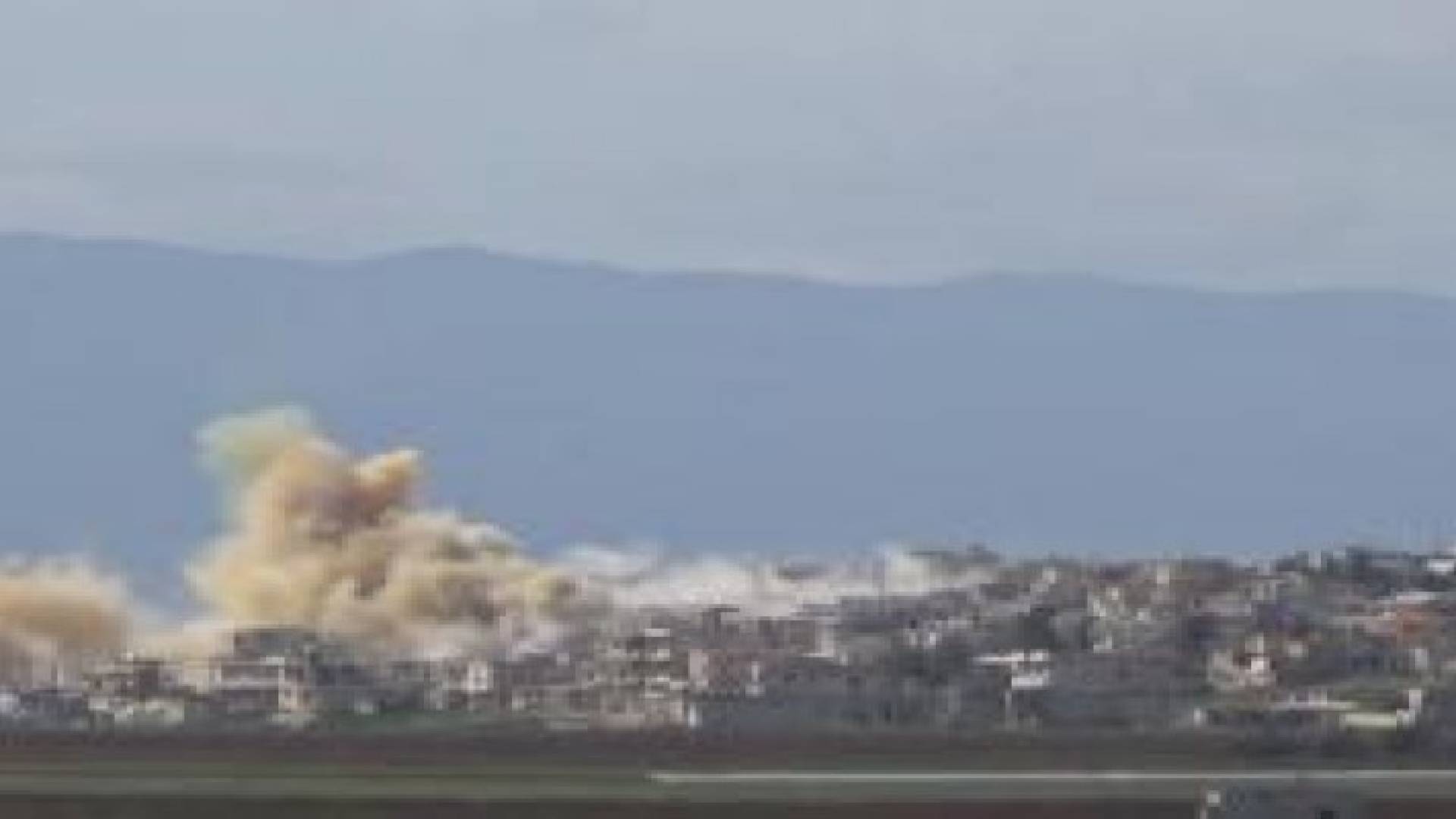 سقوط طائرة حربية سورية بريف حماة جراء استهدافها من المعارضة .. فيديو