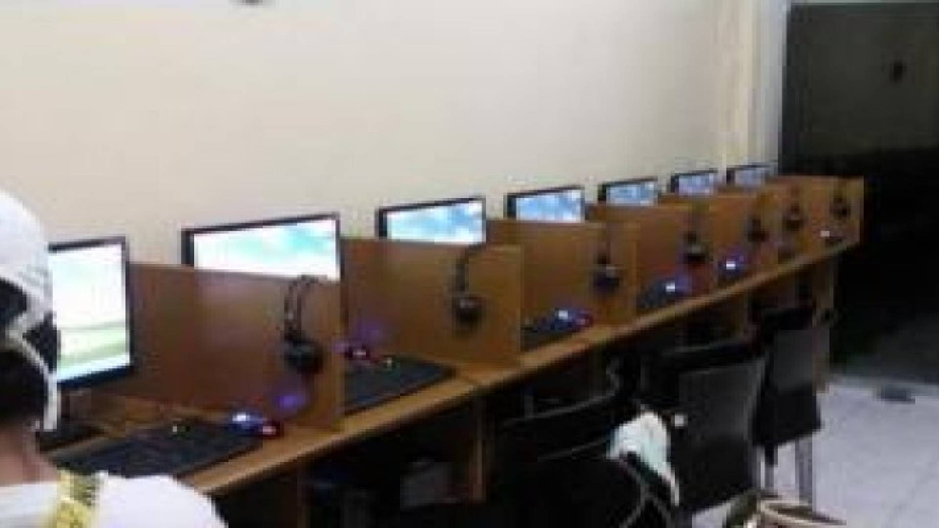 "مقاهي الإنترنت": لا دخول لمن يقل عن 16 عاما