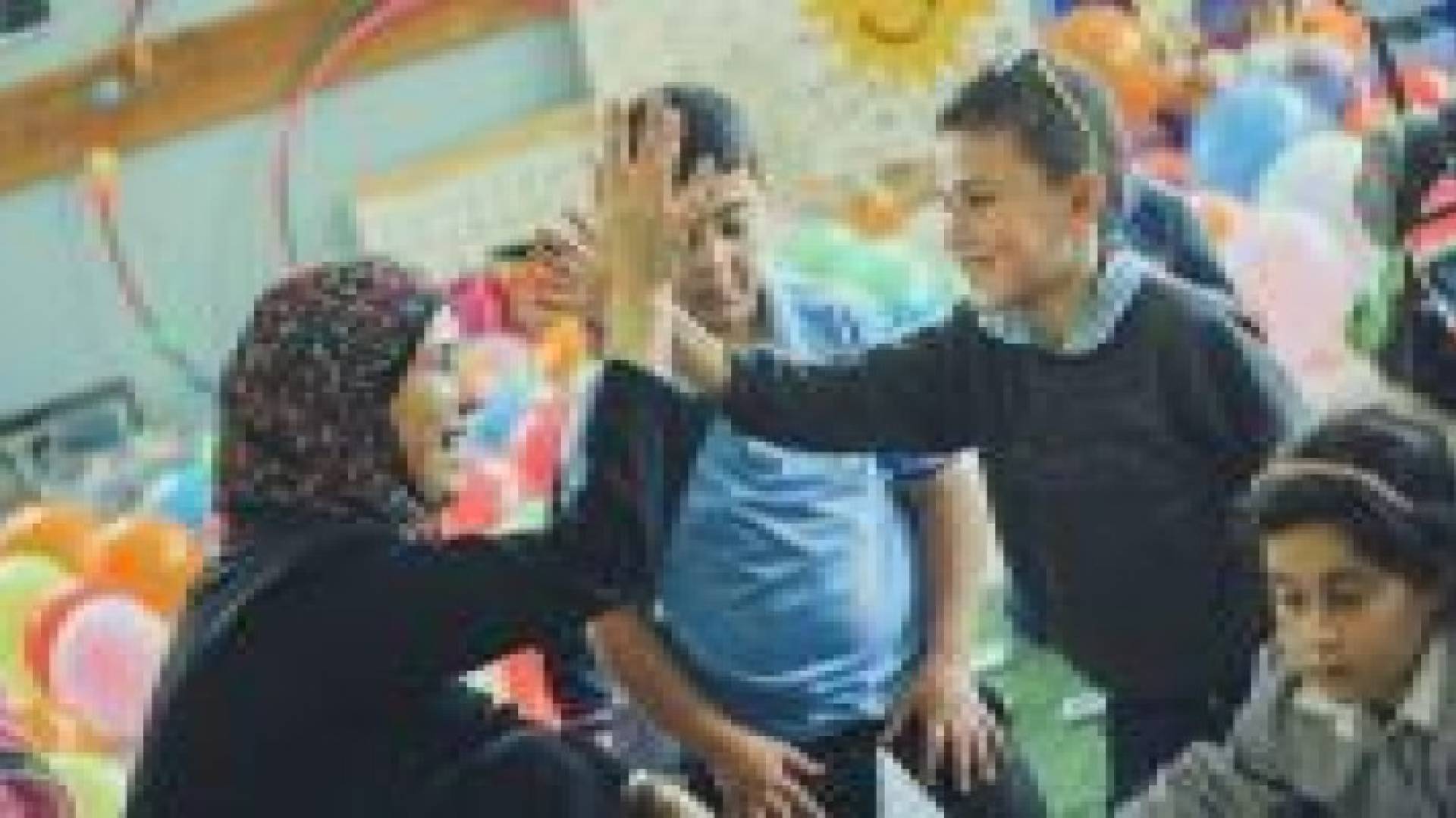 الفلسطينية حنان الحروب أفضل معلمة في العالم .. صور