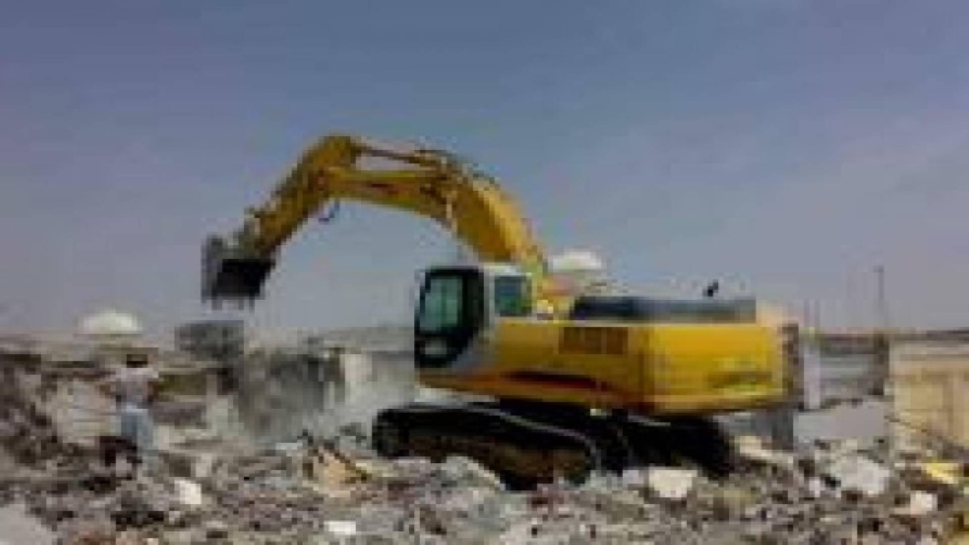 الاحتلال يخطر بهدم بنايتين في القدس