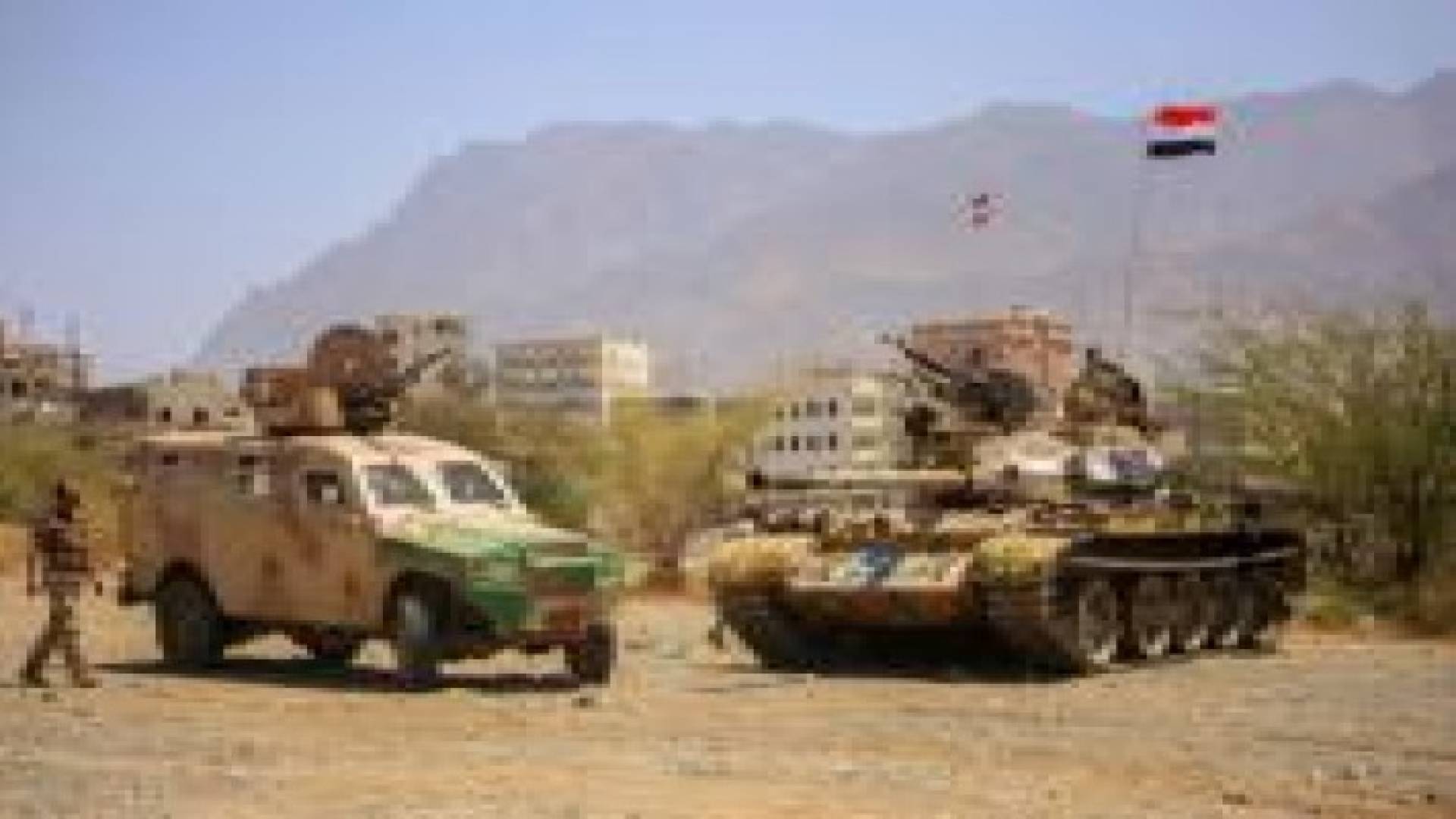 غارات على مواقع المتمردين شرقي تعز