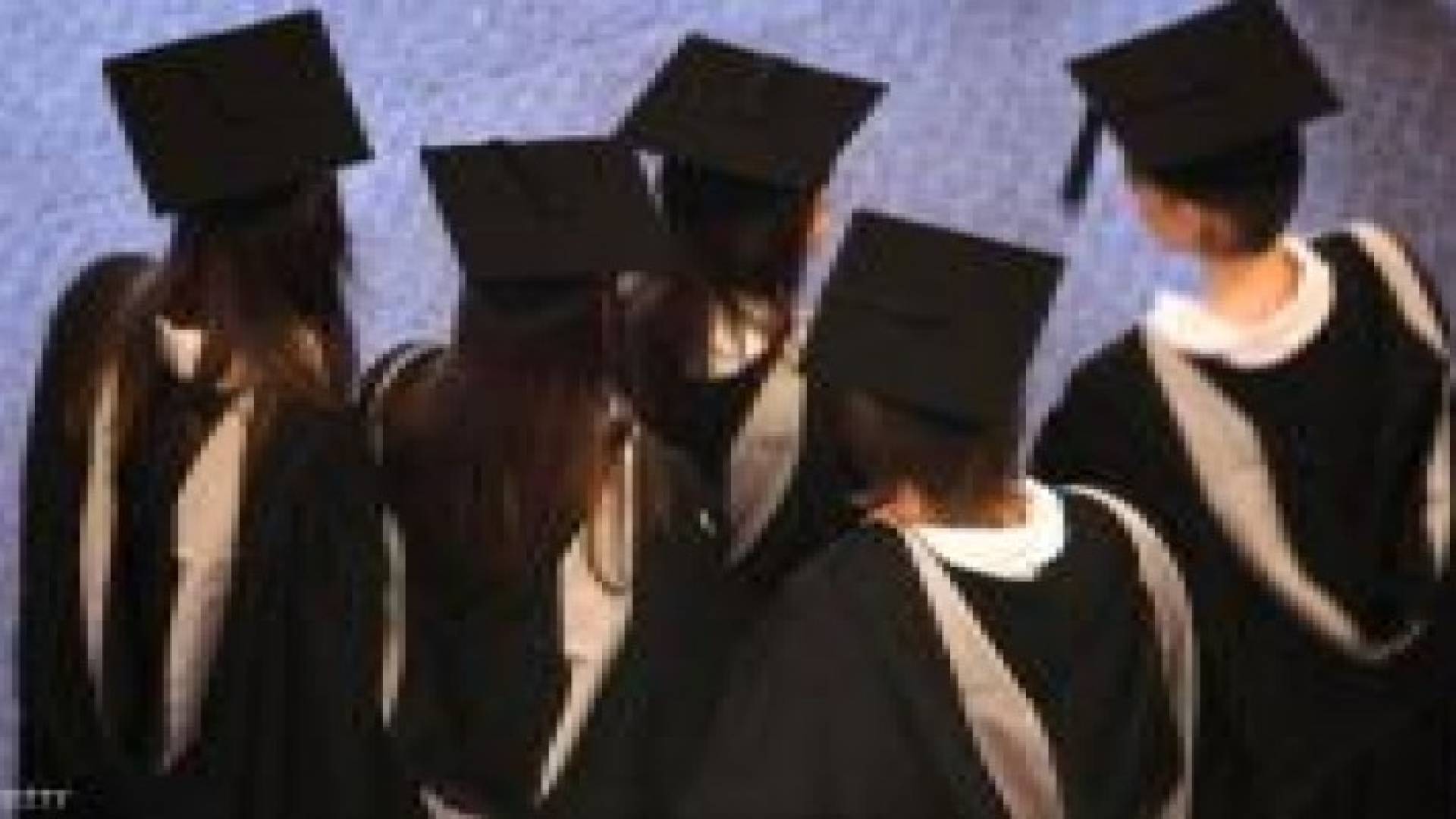 منحت شهادة الثانوية العامة بعد 74 عاما من طرد المدرسة لها