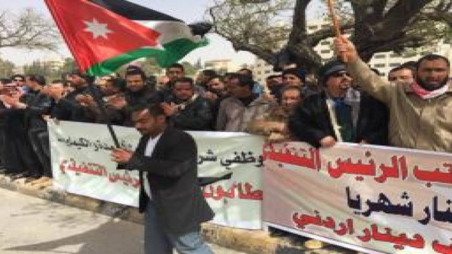 عمال الأسمدة الكيماوية يعتصمون أمام مجلس النواب .. صور