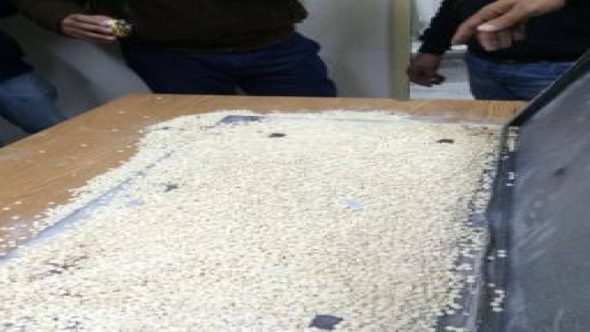 بالصور : ضبط تهريب 38 الف حبة مخدرة داخل فرن غاز