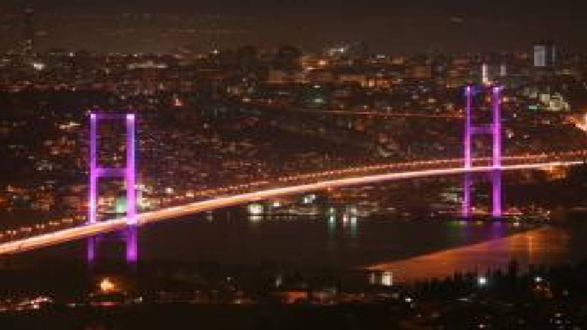 إعادة فتح جسر البوسفور بعد مخاوف من " سيارة مريبة "