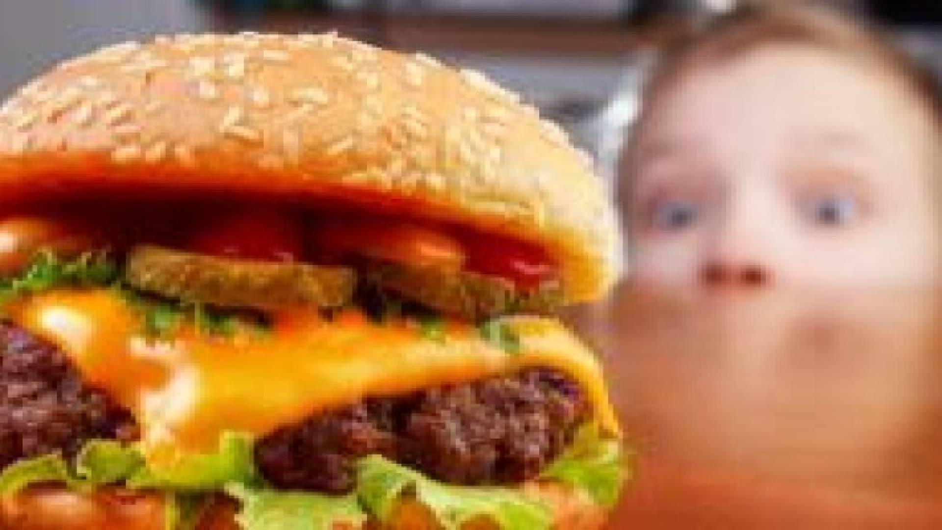 أبعدوا الوجبات السريعة عن الأطفال.. وإليكم الأسباب