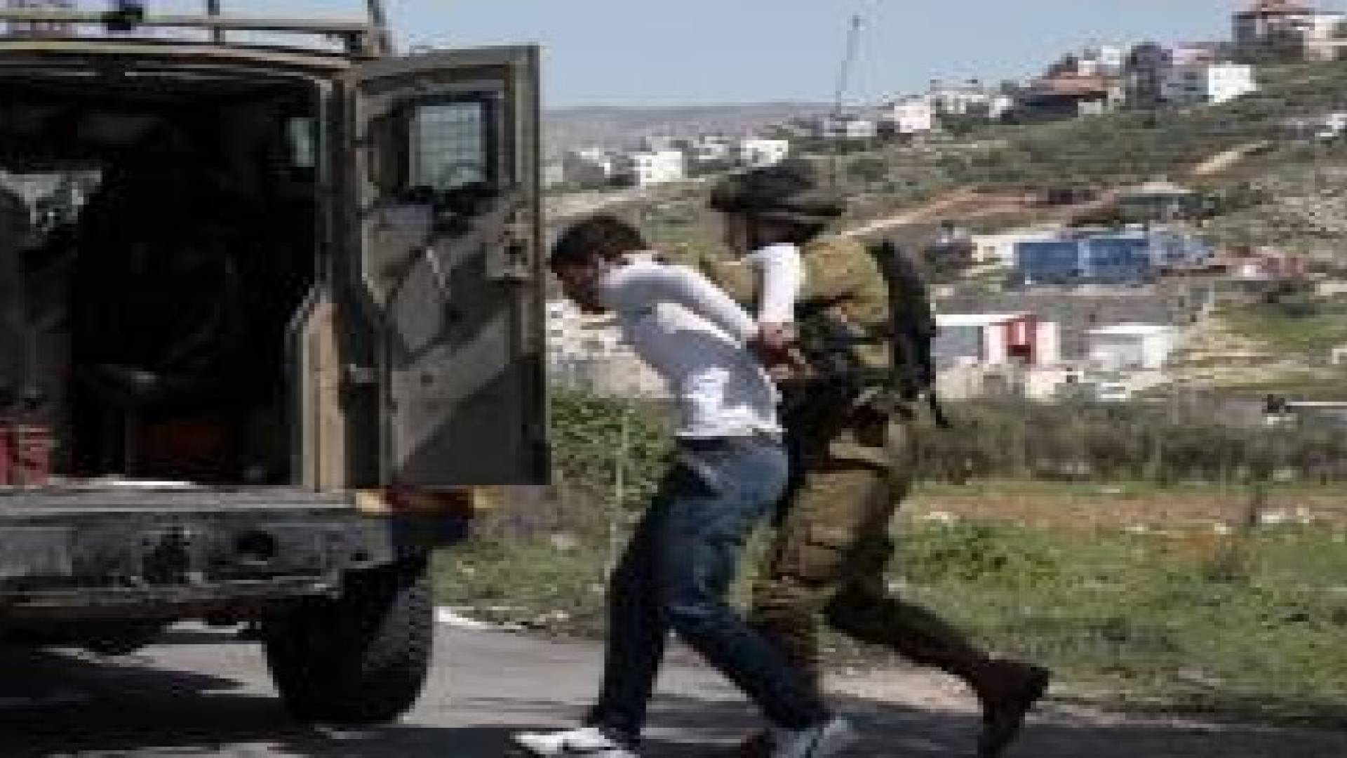 الاحتلال يعتقل شابين من بيت امر