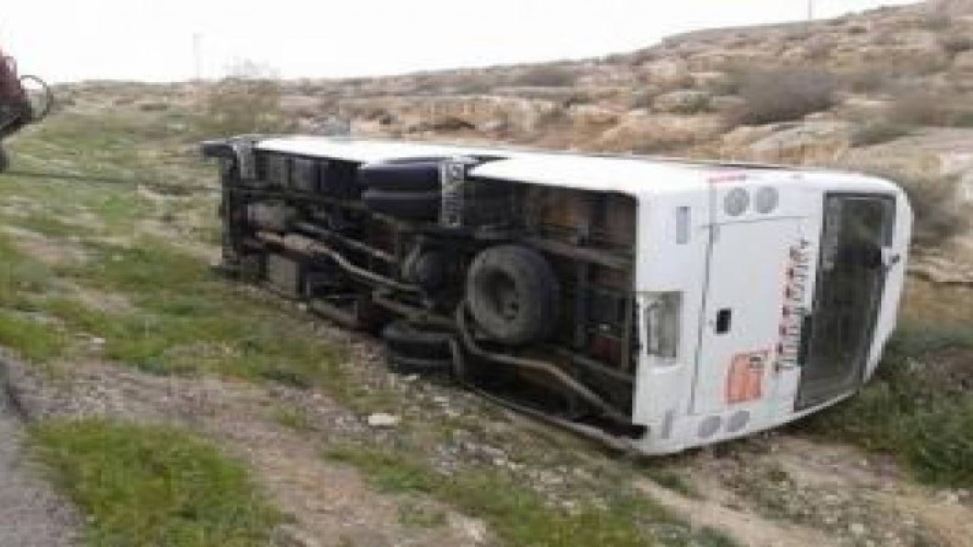 تدهور باص نقل موظفين .. صور