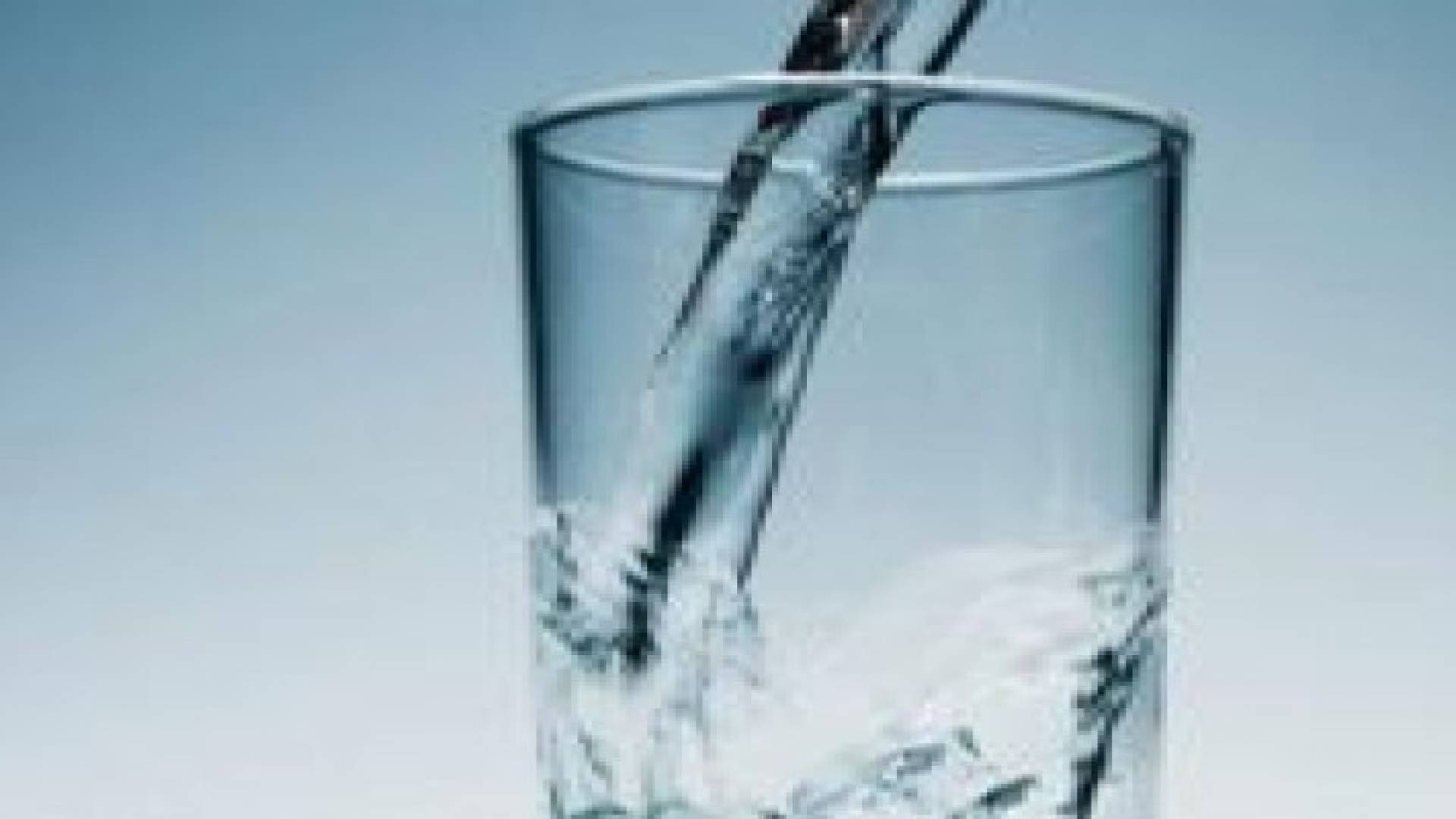 علماء يؤكدون أن الماء يساعد في القضاء على السمنة