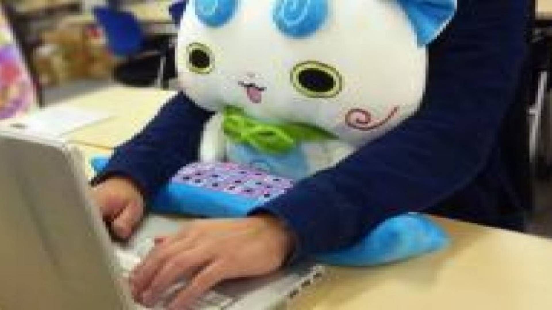 اختراع ياباني جديد: وسادة لإراحة مستخدم الكمبيوتر