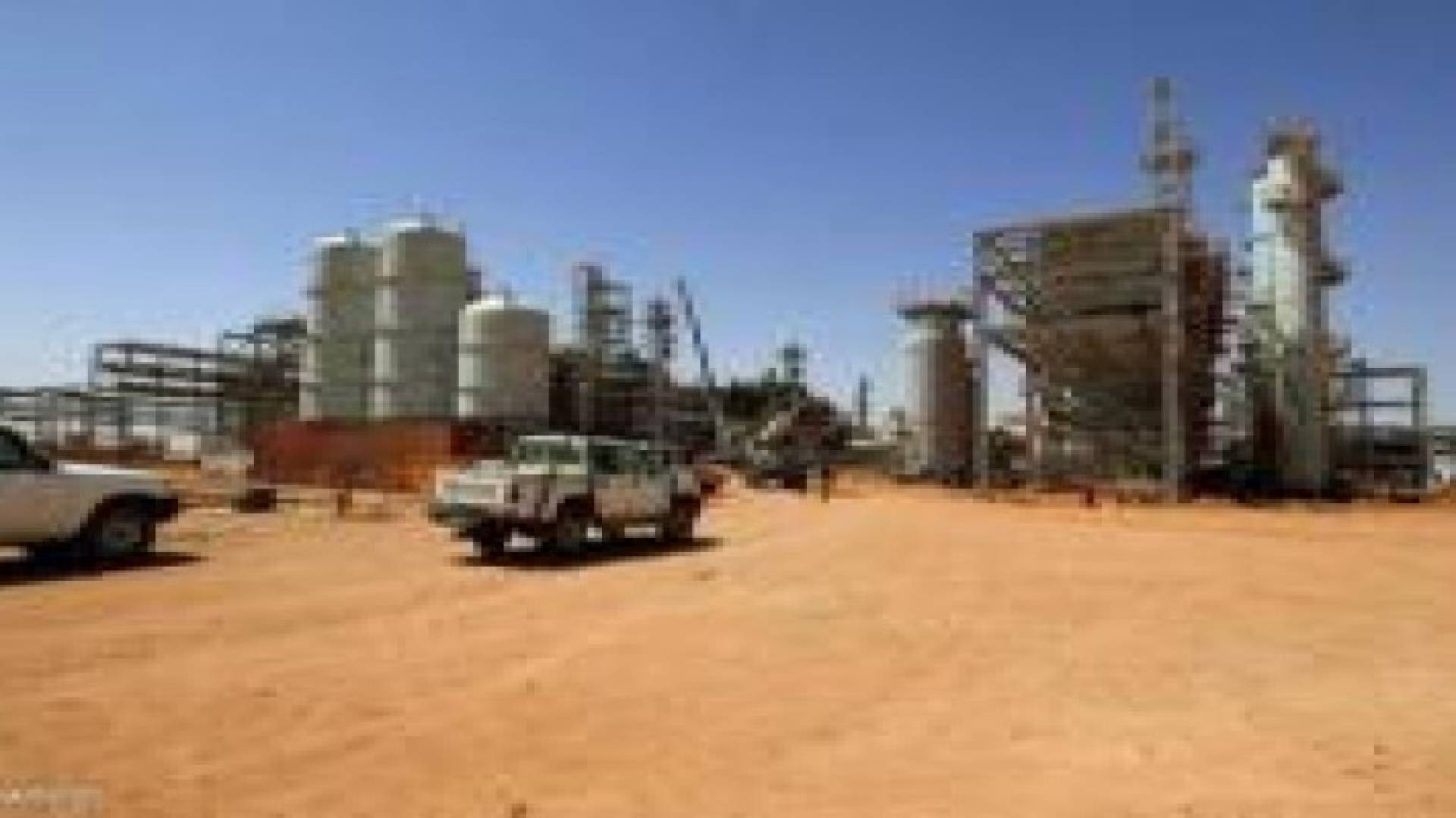 مسلحون يهاجمون بالصواريخ حقلا للغاز في الجزائر ولا ضحايا