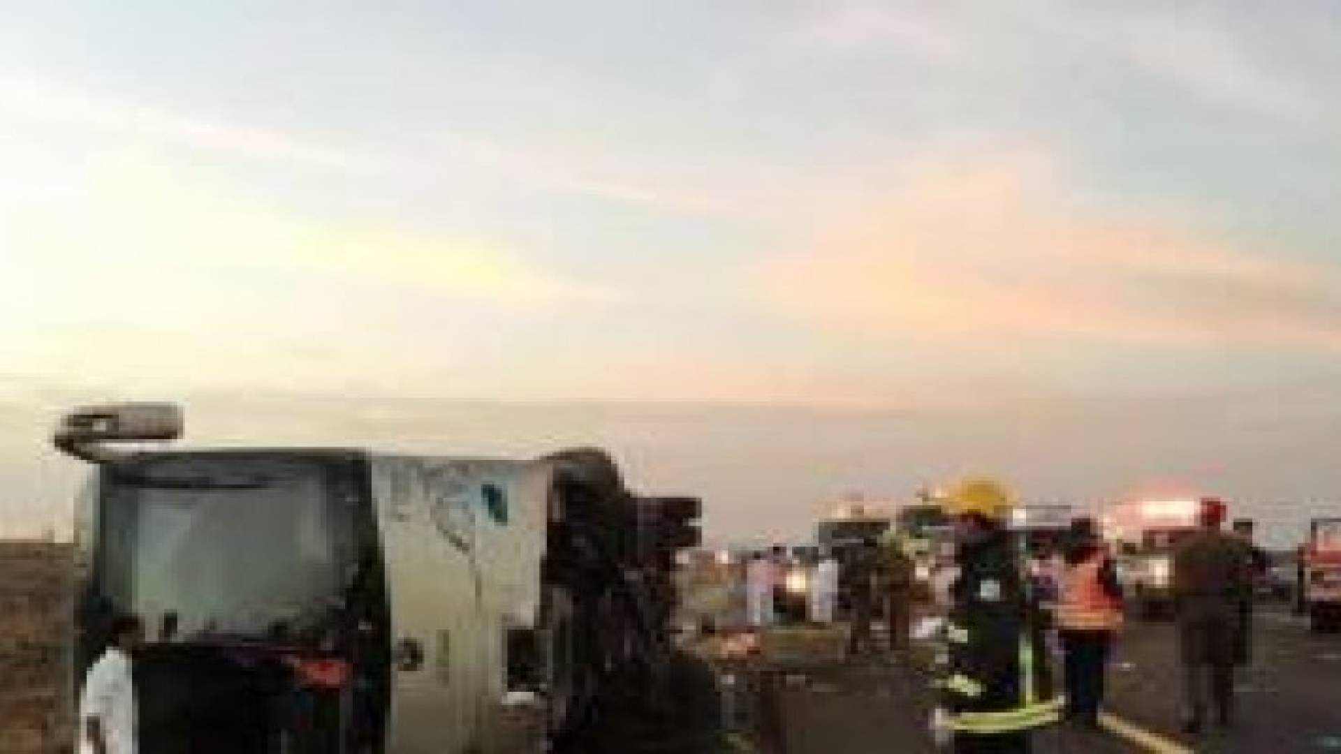 بالصور : وفاة 19 معتمر  مصريا وإصابة 22 أخرين في إنقلاب حافلة بالسعودية